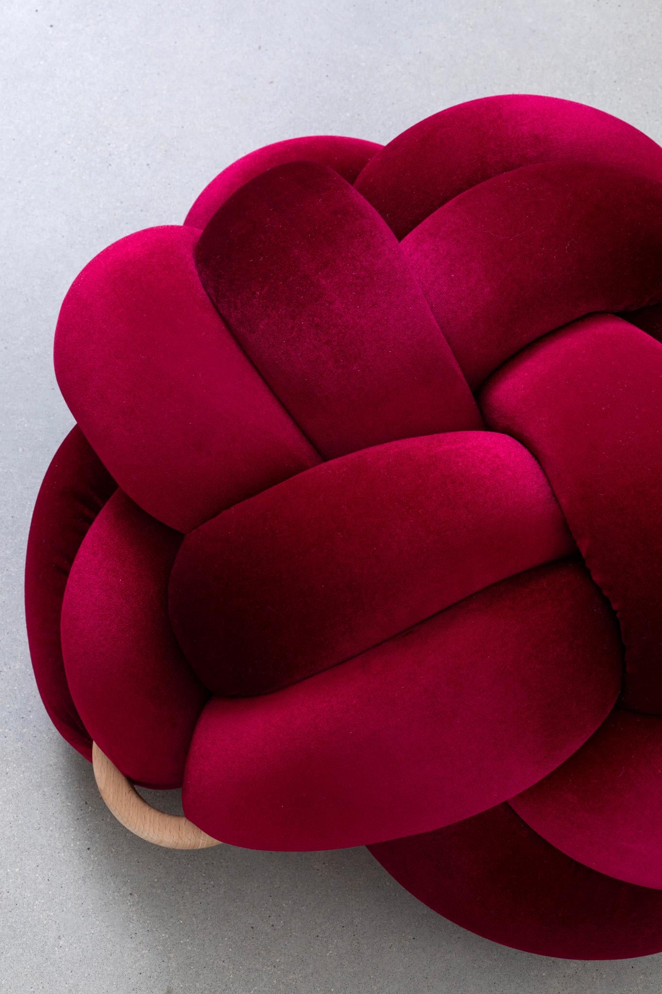 Tappezzeria Pouf in velluto fatto a mano con nodi a ciliegia calda 30X30 pollici di Studio A in vendita