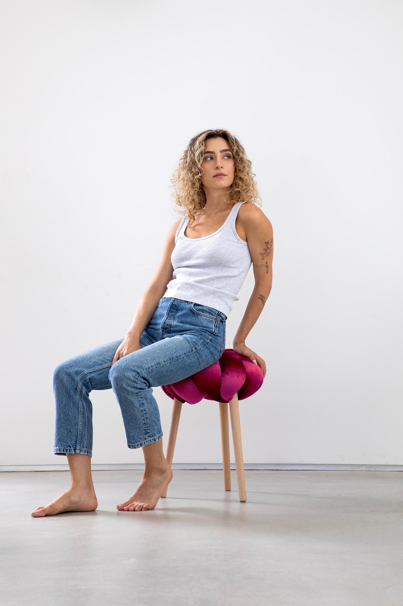 Ce tabouret Knot unique s'inspire des éléments et de l'esthétique nautiques. Le tabouret est fabriqué en bois de Beeche robuste par notre merveilleux tourneur sur bois, et le coussin utilise une technique d'attache unique qui rend le tabouret beau