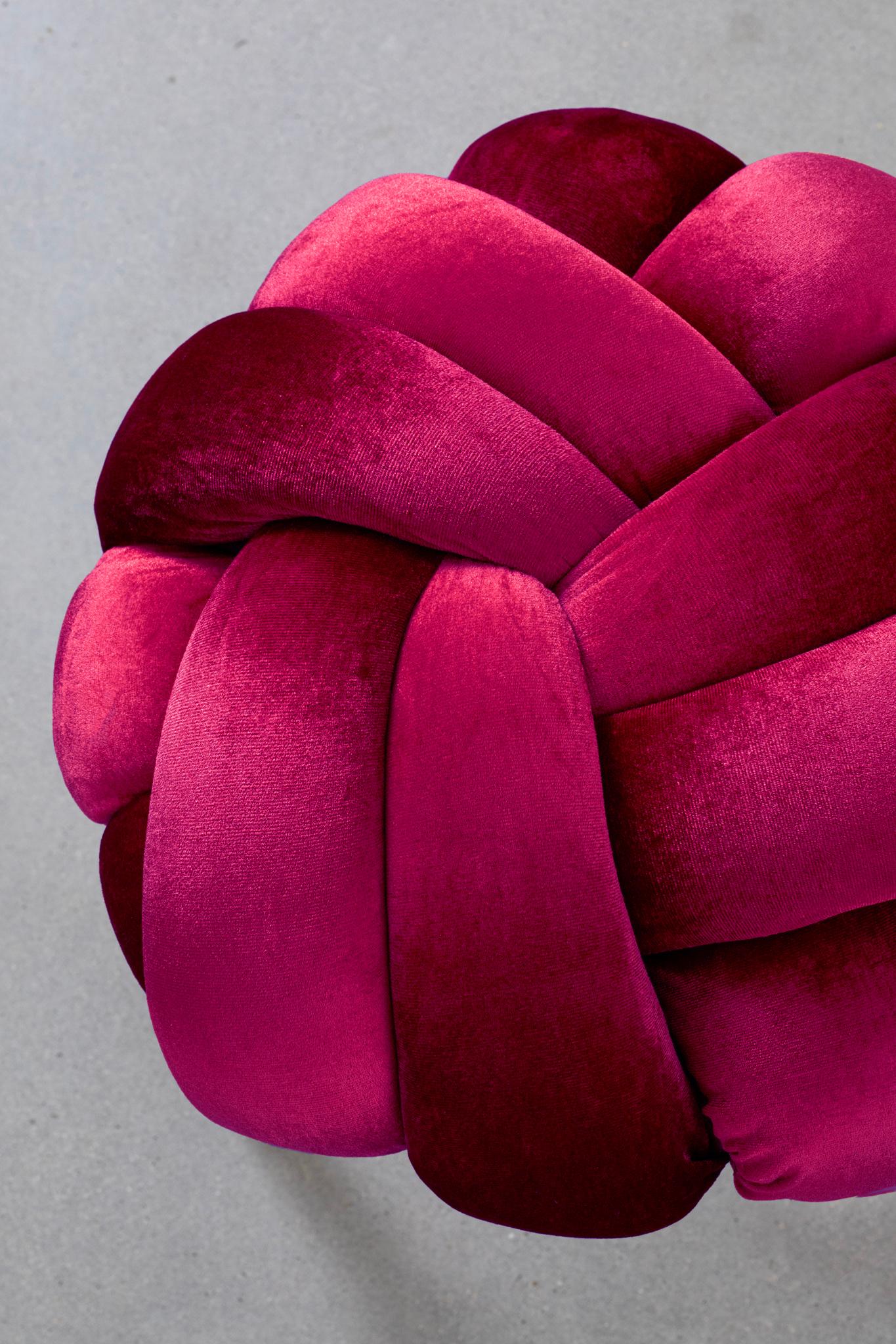 Israélien Tabouret noué en velours de cerisier chaud fait à la main 16X16 pouces par Knots Studio en vente