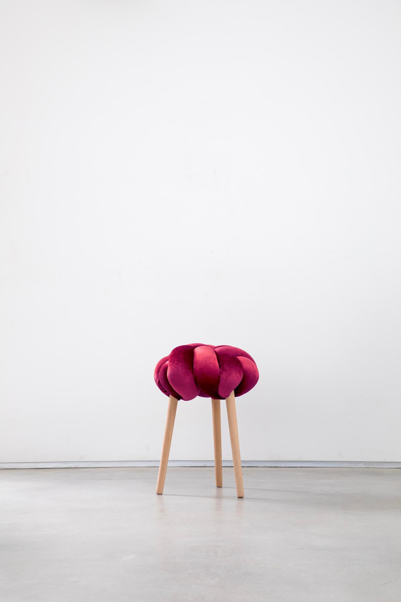 Noué à la main Tabouret noué en velours de cerisier chaud fait à la main 16X16 pouces par Knots Studio en vente
