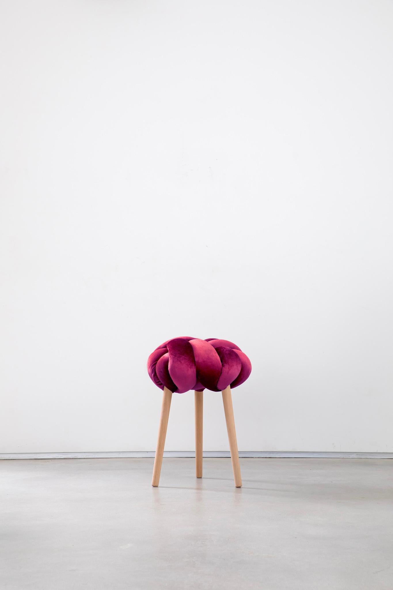 Tabouret noué en velours de cerisier chaud fait à la main 16X16 pouces par Knots Studio Neuf - En vente à Tel Aviv, IL