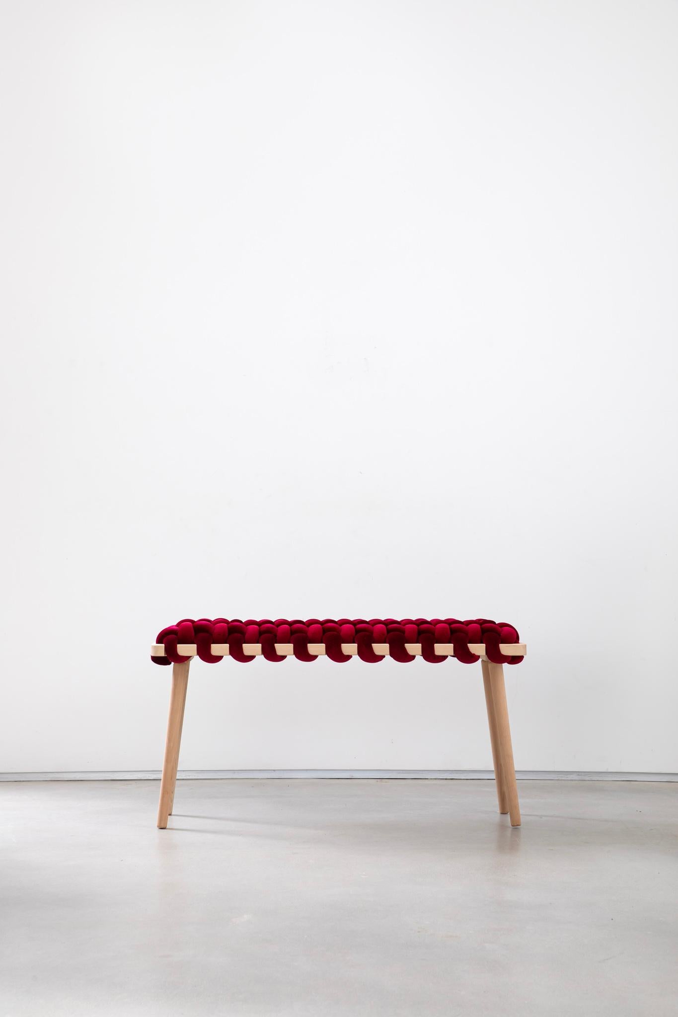Né de l'appréciation de l'élégance, le banc tissé est une pièce faite à la main qui apporte un air sculptural et ludique à toute entrée ou espace de vie. Chaque banc est fabriqué avec soin à l'aide d'une technique de tissage qui mêle un tissu de