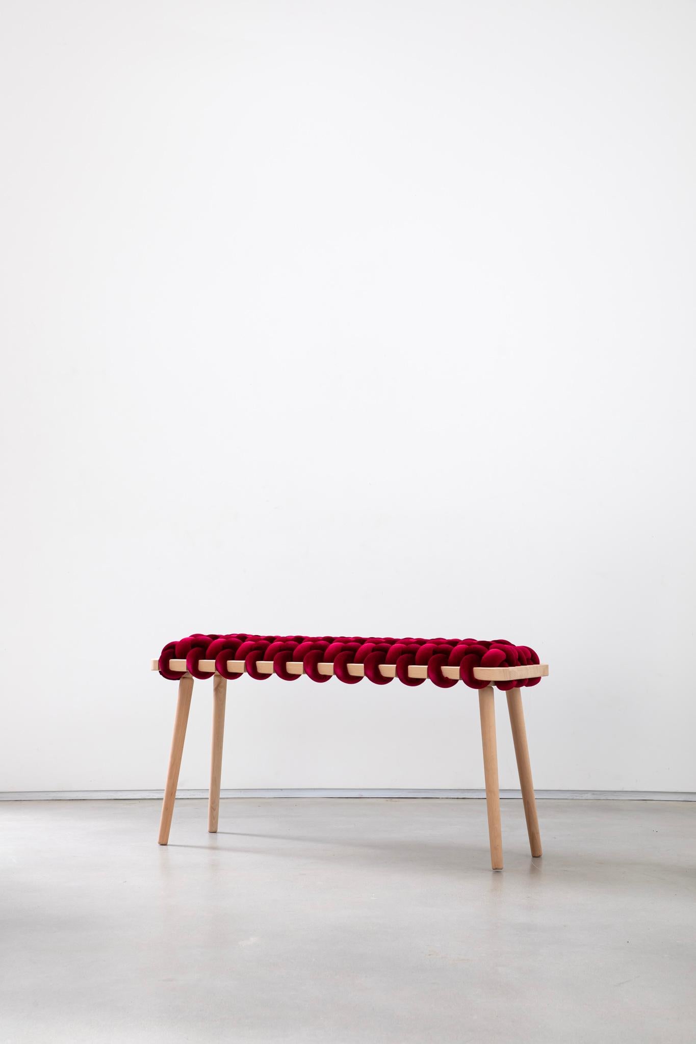 Moderne Banc tissé en velours de cerisier chaud, fait à la main, longueur 47