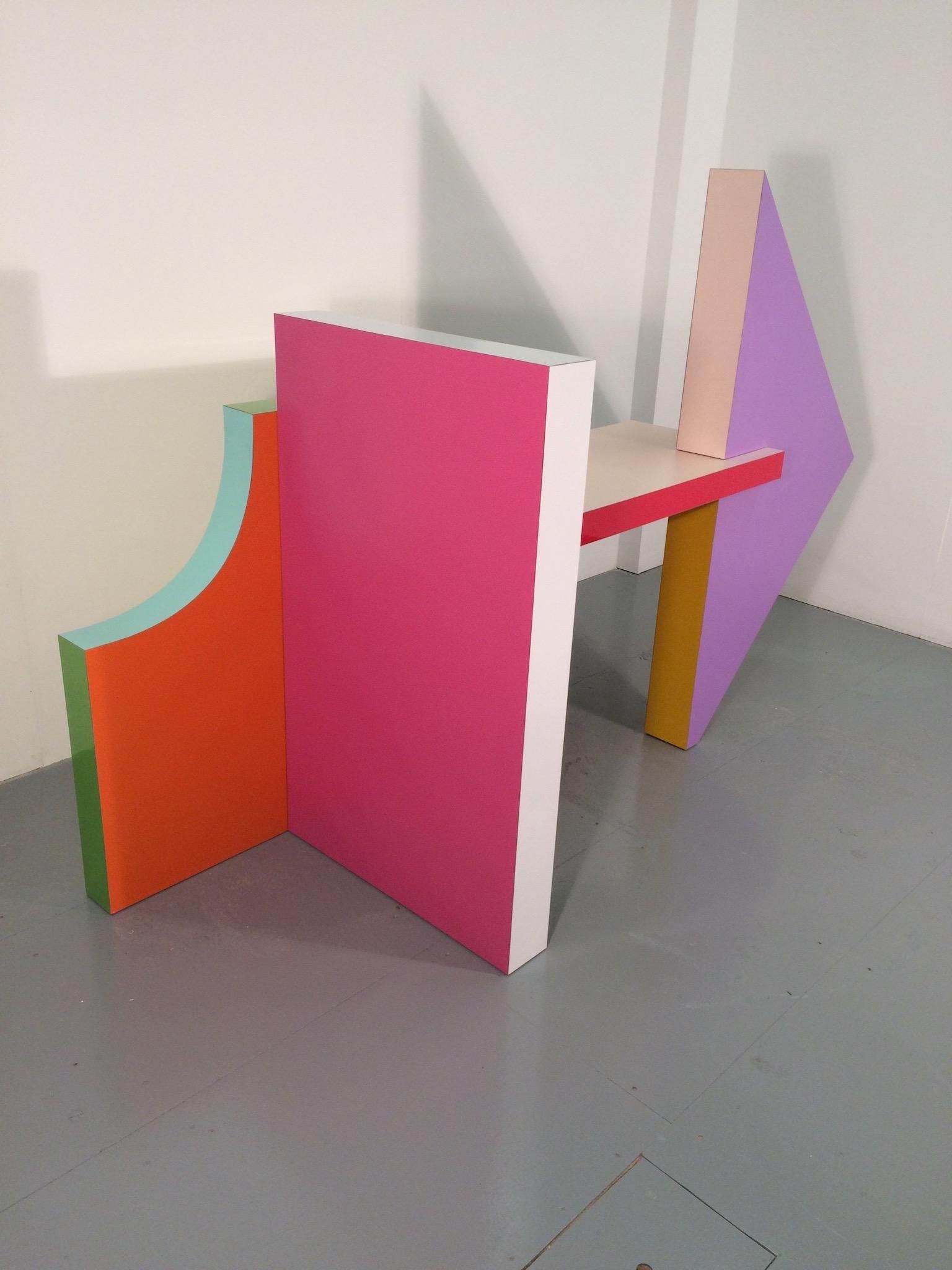 Hot Desk 1:: Miami von Russell Bamber:: Geometrisch geformter Schreibtisch:: Farbiges Laminat im Angebot 3