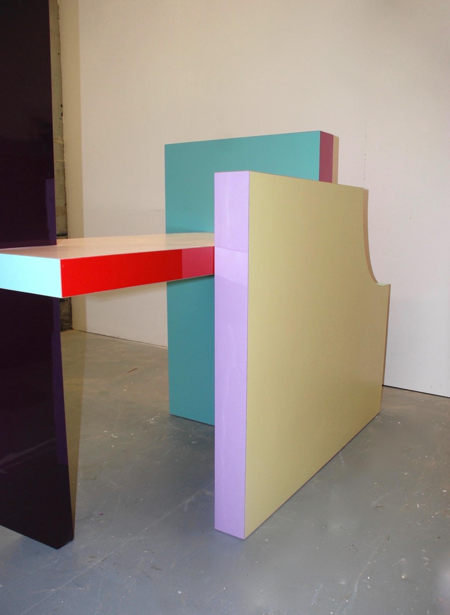 Hot Desk 1:: Miami von Russell Bamber:: Geometrisch geformter Schreibtisch:: Farbiges Laminat im Angebot 4