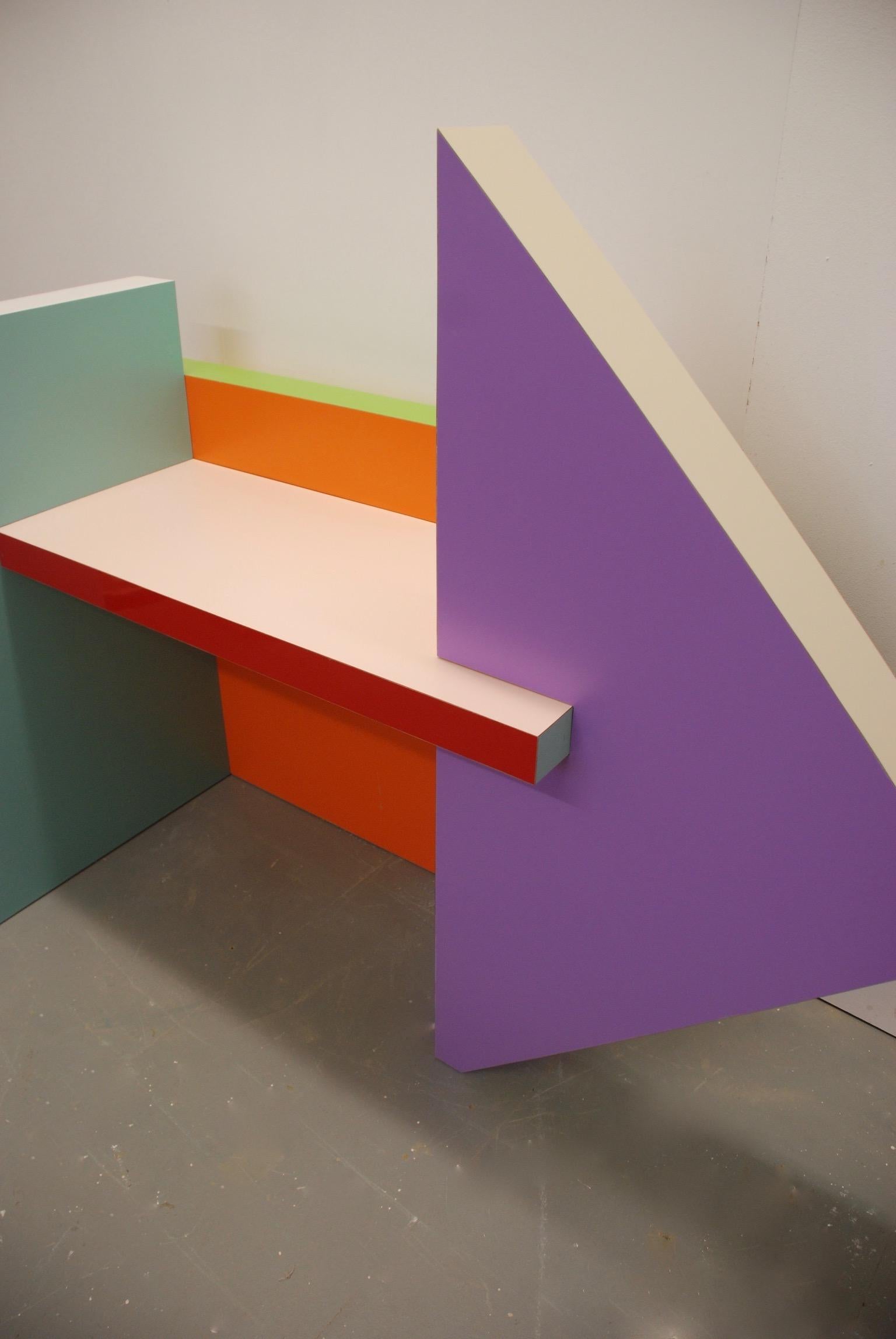 Hot Desk 1:: Miami von Russell Bamber:: Geometrisch geformter Schreibtisch:: Farbiges Laminat im Angebot 6