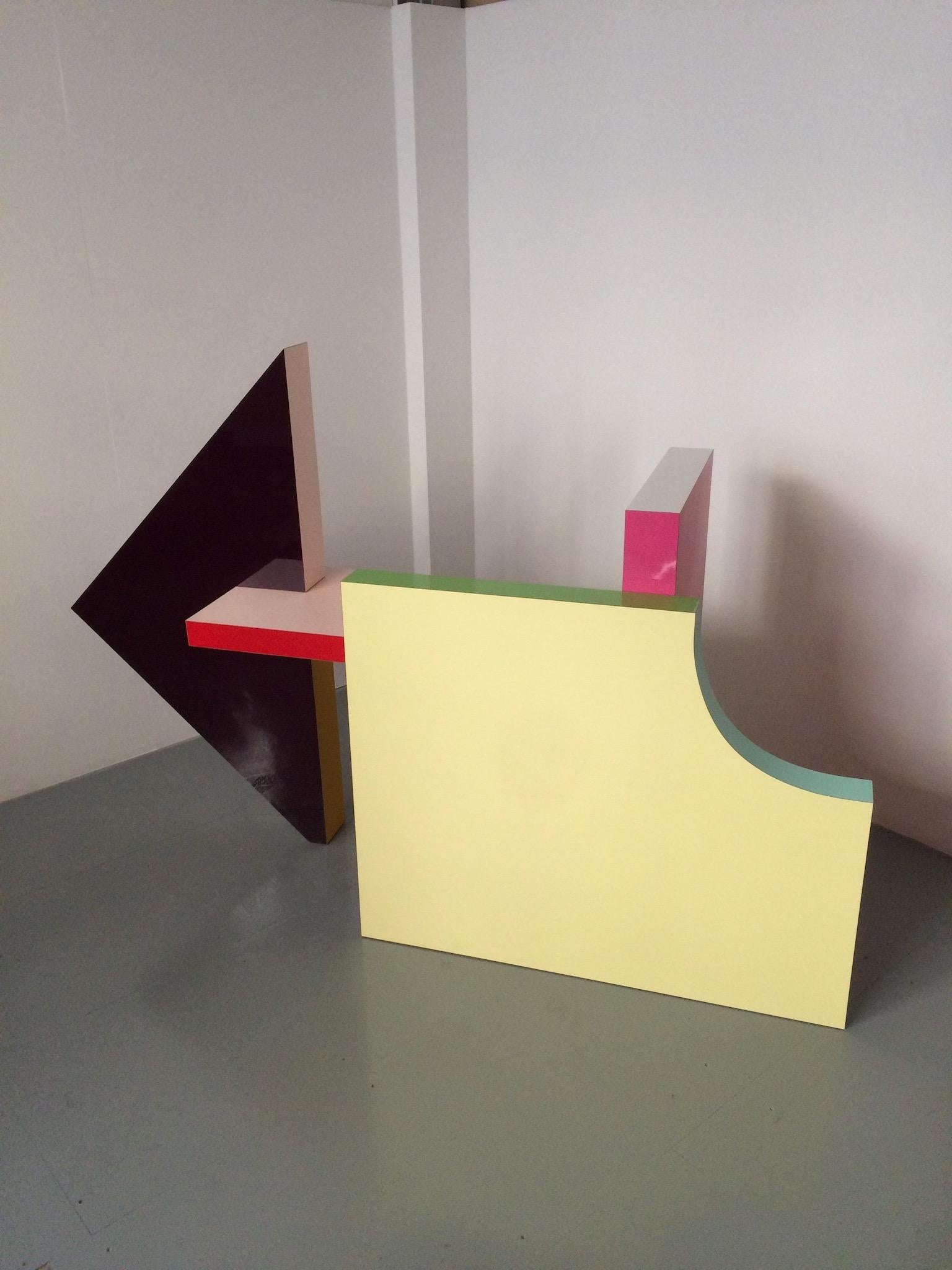 Hot Desk 1:: Miami von Russell Bamber:: Geometrisch geformter Schreibtisch:: Farbiges Laminat im Angebot 1