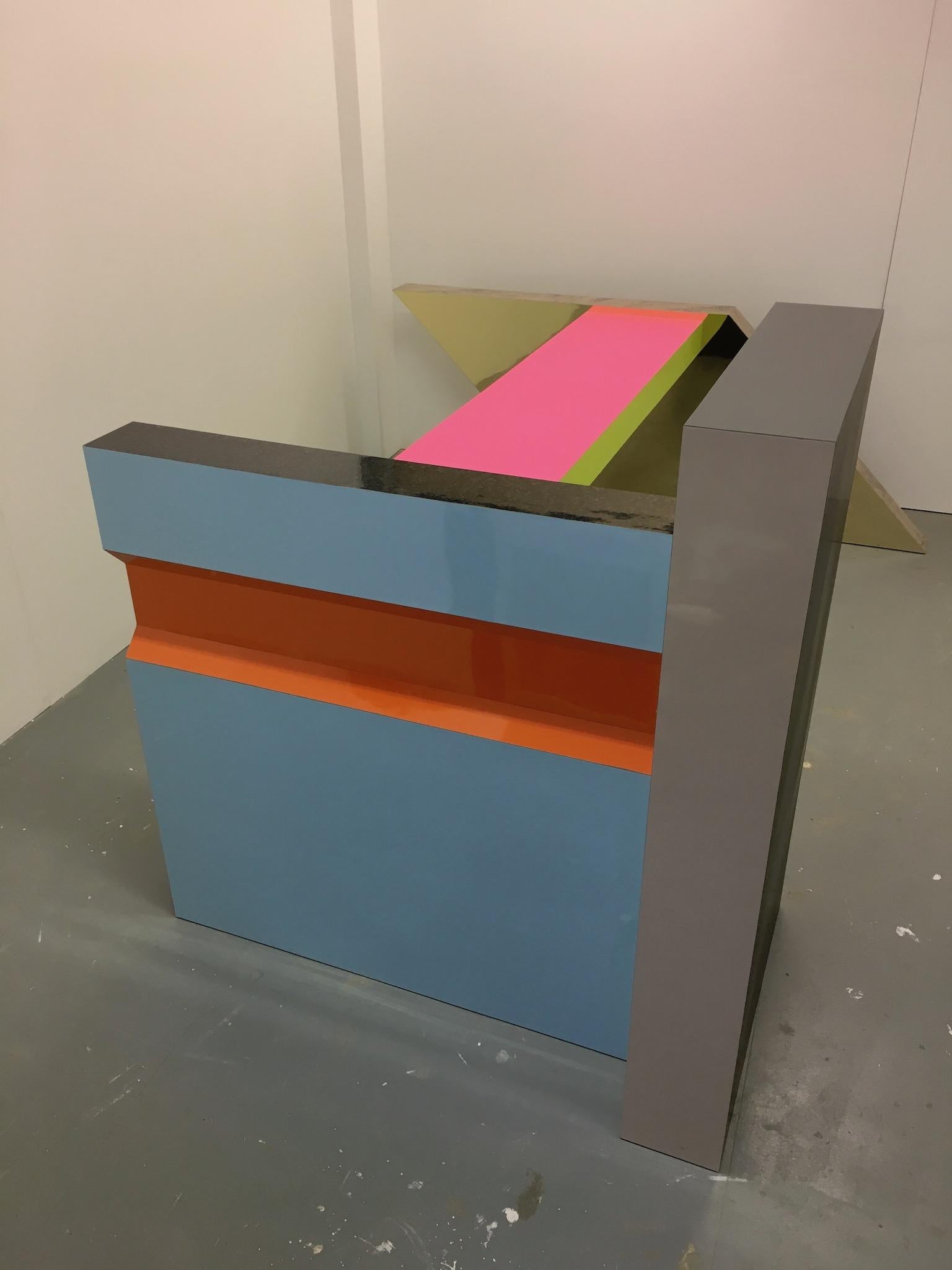 Hot Desk 2:: Berlin:: par Russell Bamber:: 2018:: stratifié coloré sur structure en plis en vente 3