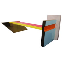 Hot Desk 2:: Berlin:: par Russell Bamber:: 2018:: stratifié coloré sur structure en plis