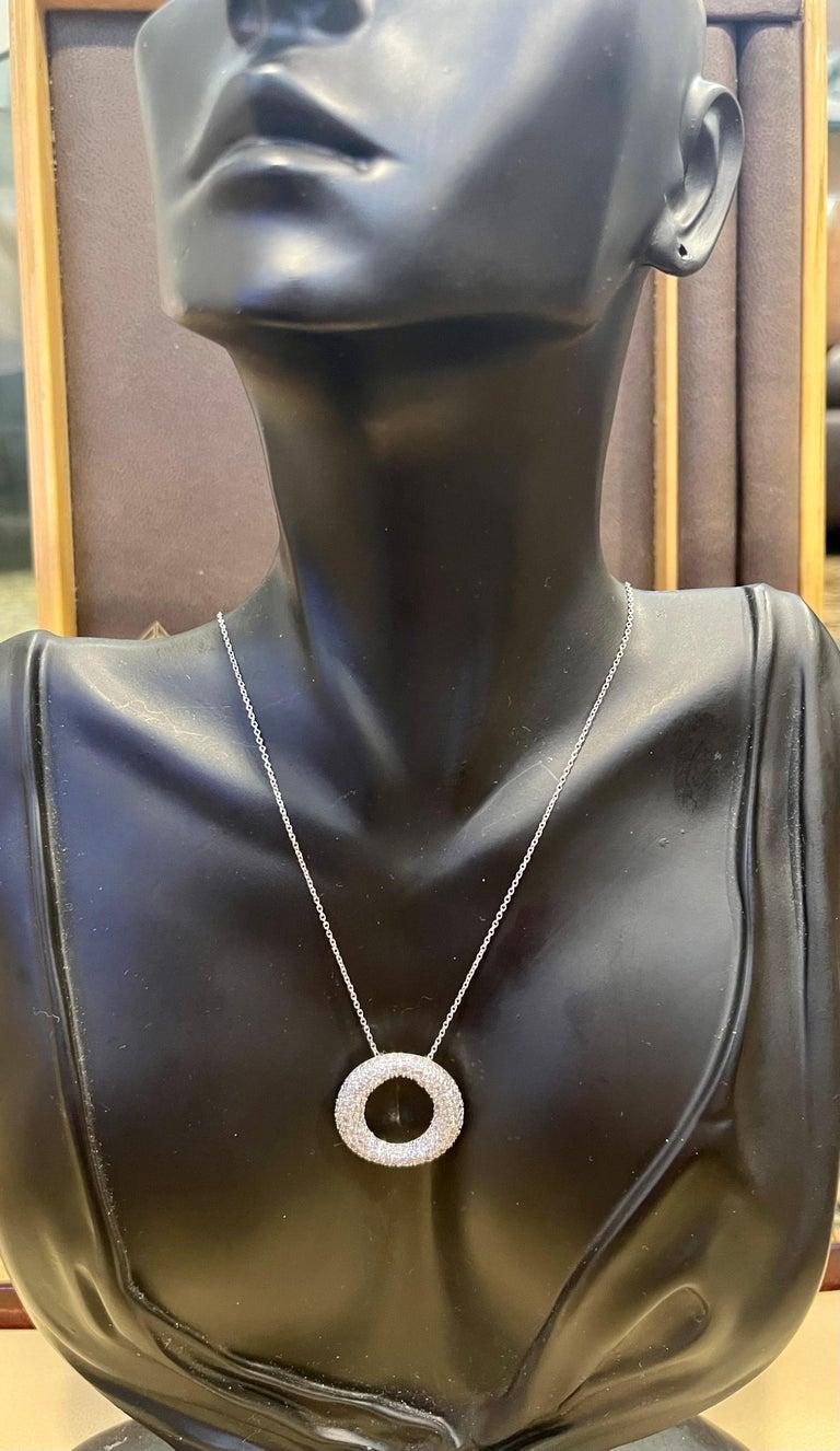 Ciondolo a forma di cerchio in argento sterling con catenina in zirconia cubica, di gran moda. in vendita 7