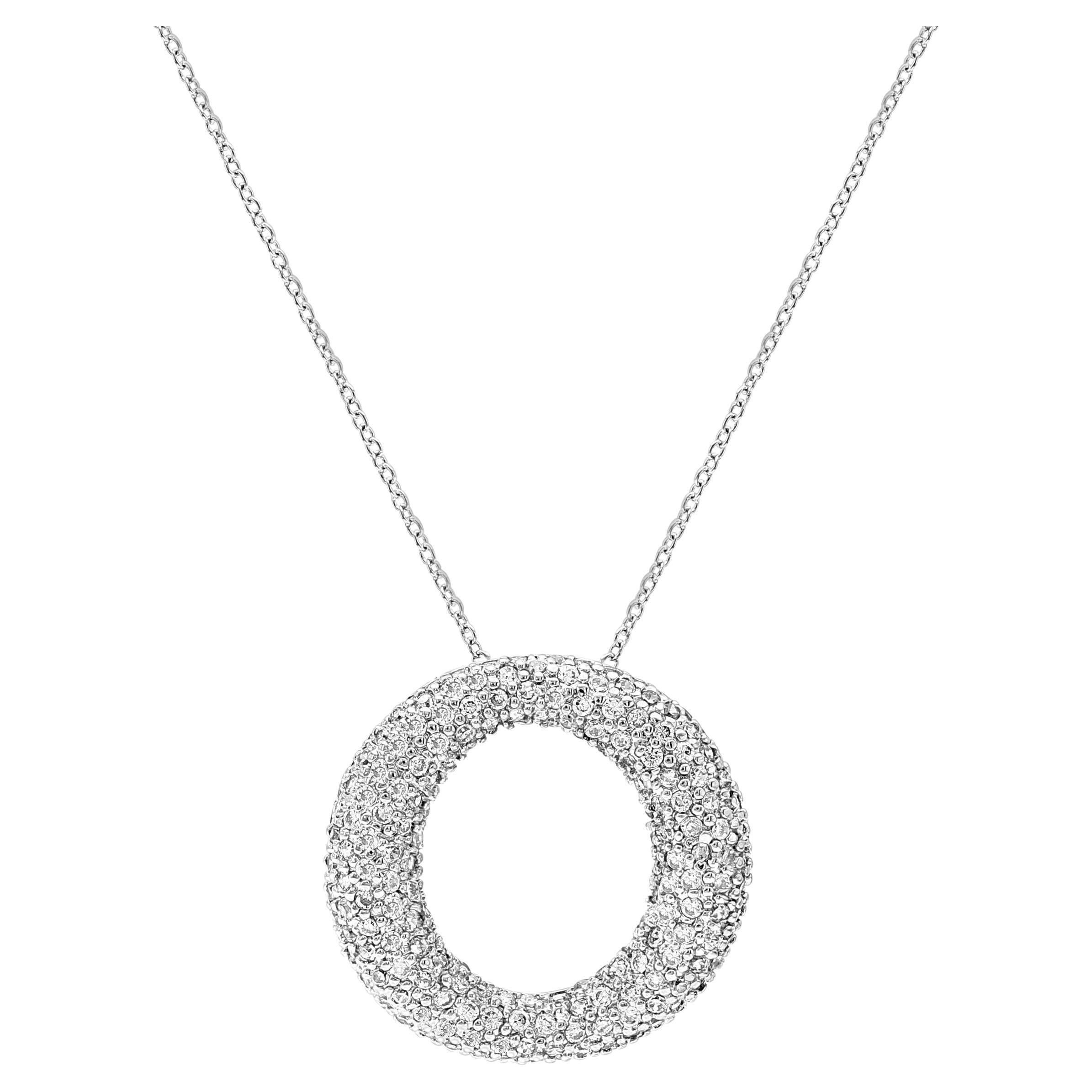 Ciondolo a forma di cerchio in argento sterling con catenina in zirconia cubica, di gran moda. in vendita 9