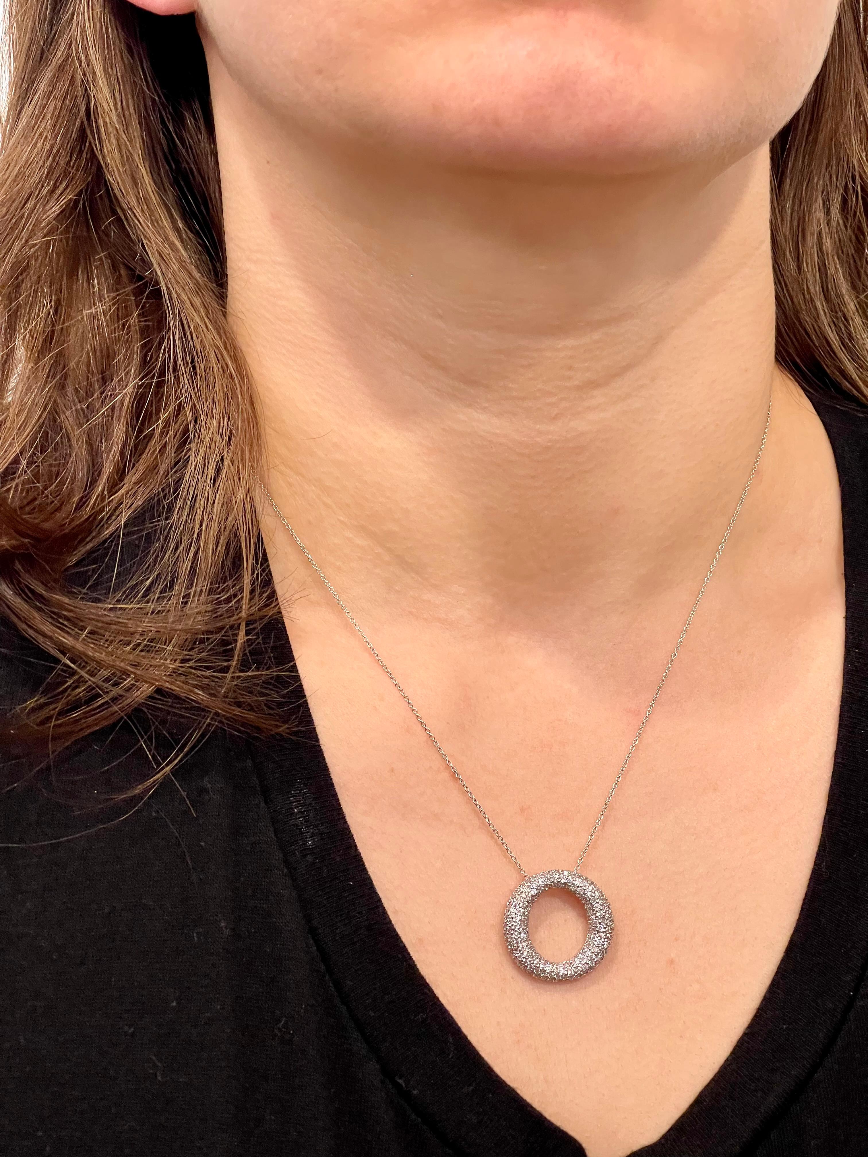 Ciondolo a forma di cerchio in argento sterling con catenina in zirconia cubica, di gran moda. in vendita 12