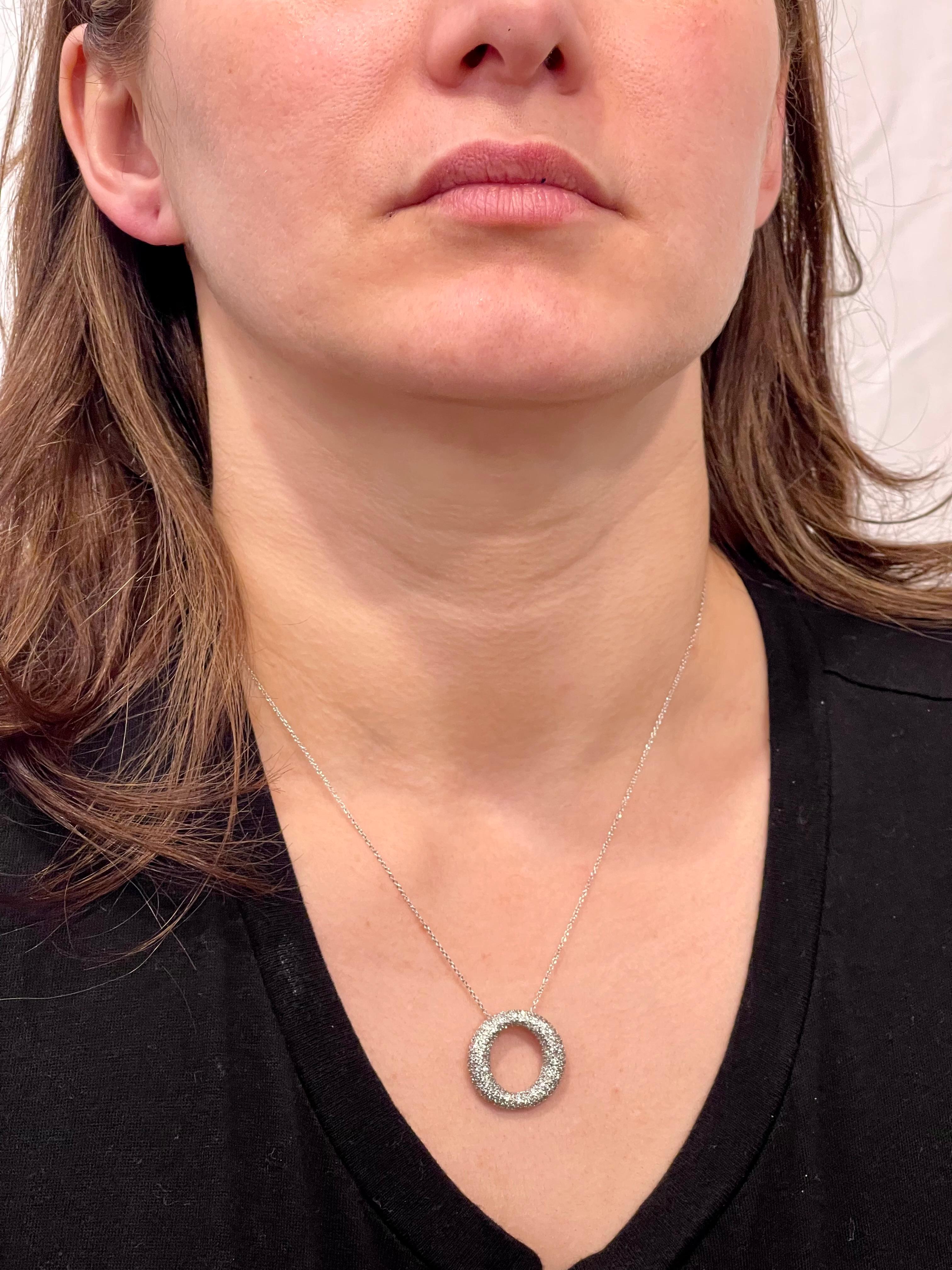 Ciondolo a forma di cerchio in argento sterling con catenina in zirconia cubica, di gran moda. in vendita 13