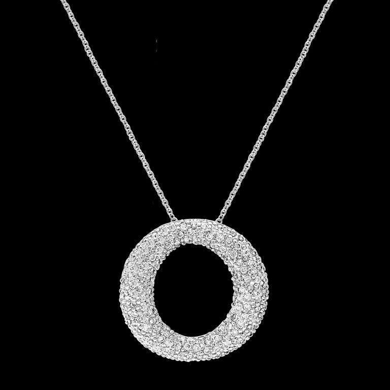Ciondolo a forma di cerchio in argento sterling con catenina in zirconia cubica, di gran moda. 
Catena regolabile da 18 a 20 pollici
Leggi la recensione del cliente che ha acquistato l'articolo da me.
La zirconia cubica o CZ è la forma cubica