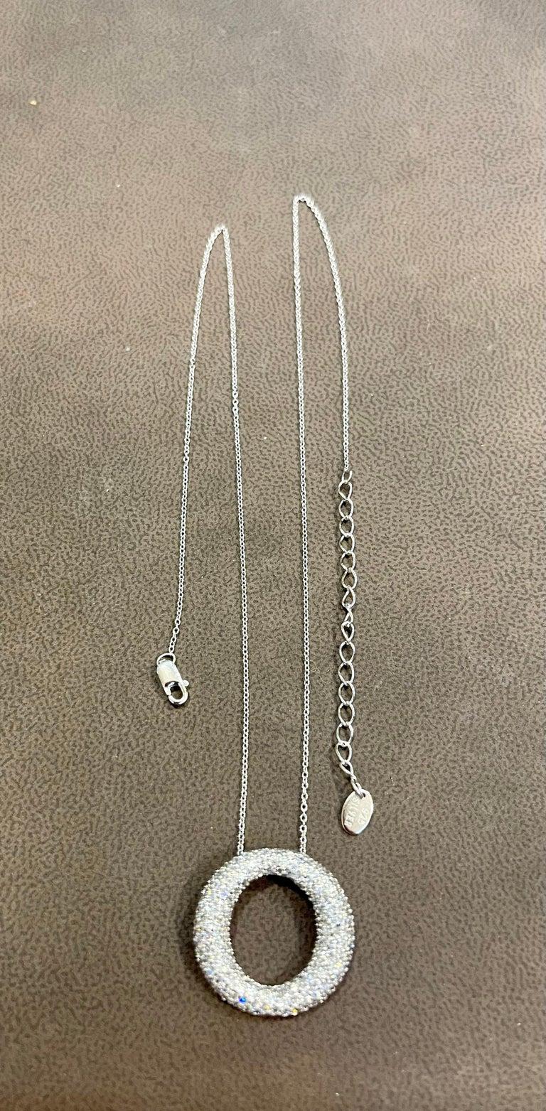Ciondolo a forma di cerchio in argento sterling con catenina in zirconia cubica, di gran moda. In condizioni Nuovo in vendita a New York, NY