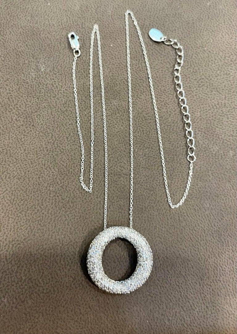 Donna Ciondolo a forma di cerchio in argento sterling con catenina in zirconia cubica, di gran moda. in vendita