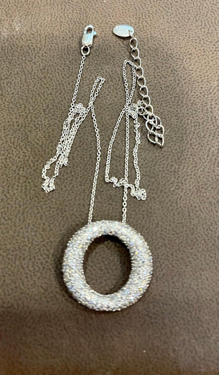 Ciondolo a forma di cerchio in argento sterling con catenina in zirconia cubica, di gran moda. in vendita 1