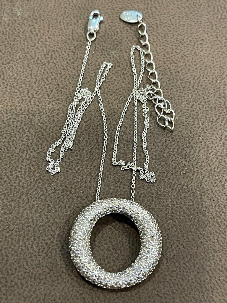 Ciondolo a forma di cerchio in argento sterling con catenina in zirconia cubica, di gran moda. in vendita 2