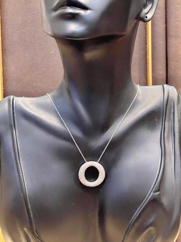 Ciondolo a forma di cerchio in argento sterling con catenina in zirconia cubica, di gran moda. in vendita 3