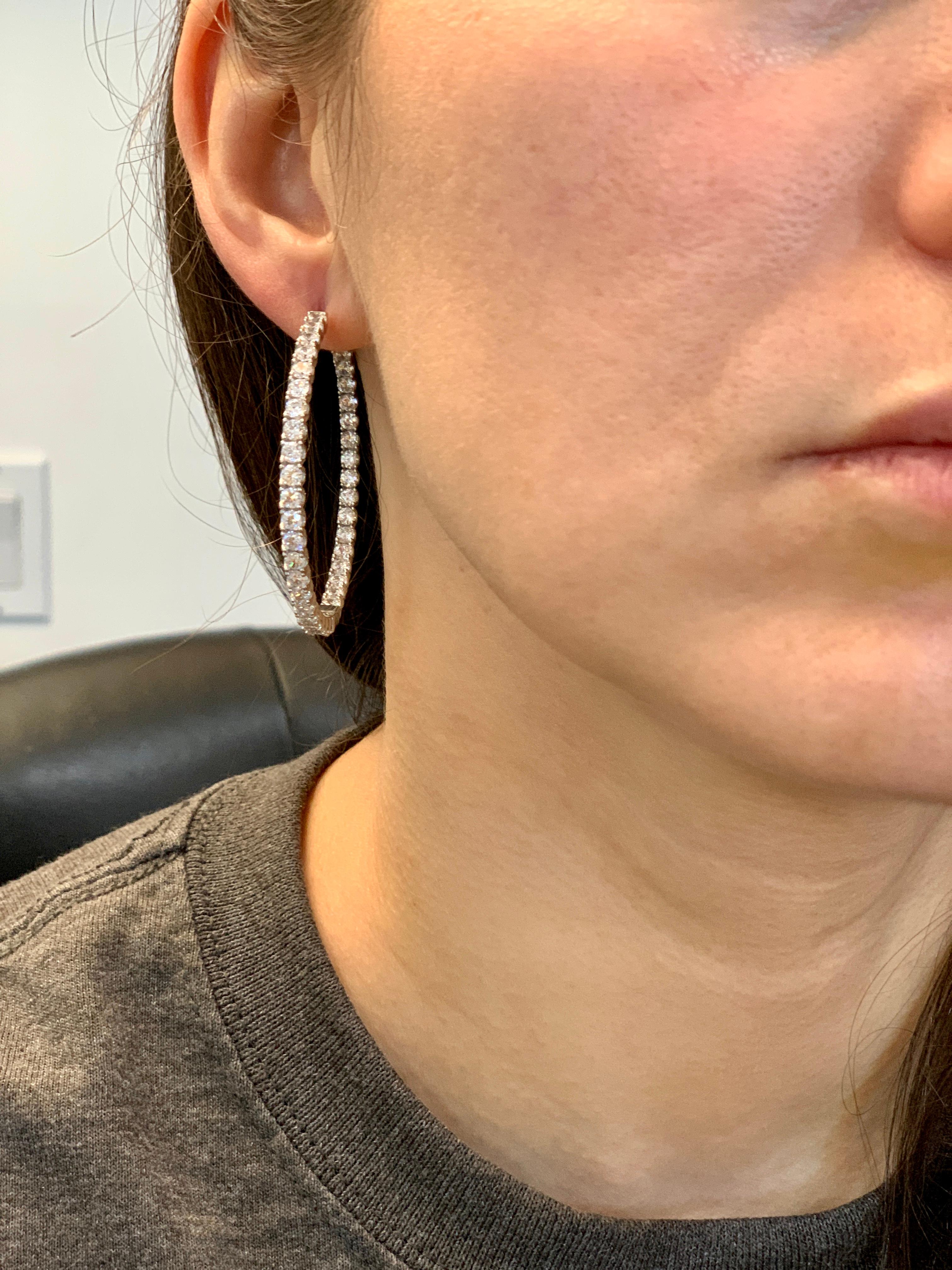 Taille ronde Grand modèle à la mode  Créoles en argent sterling et zirconia cubique à l'intérieur et à l'extérieur en vente