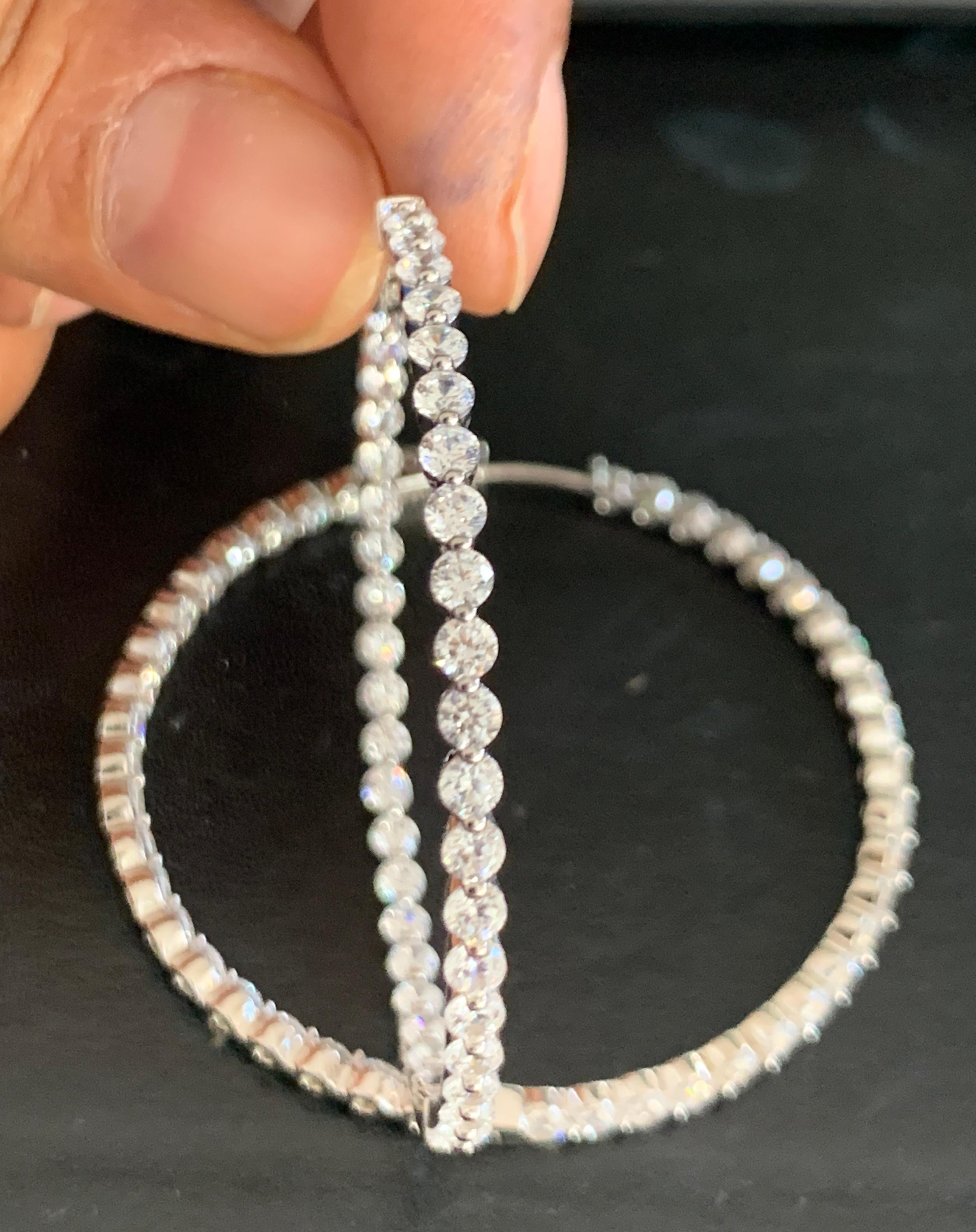 Grand modèle à la mode  Créoles en argent sterling et zirconia cubique à l'intérieur et à l'extérieur Neuf - En vente à New York, NY