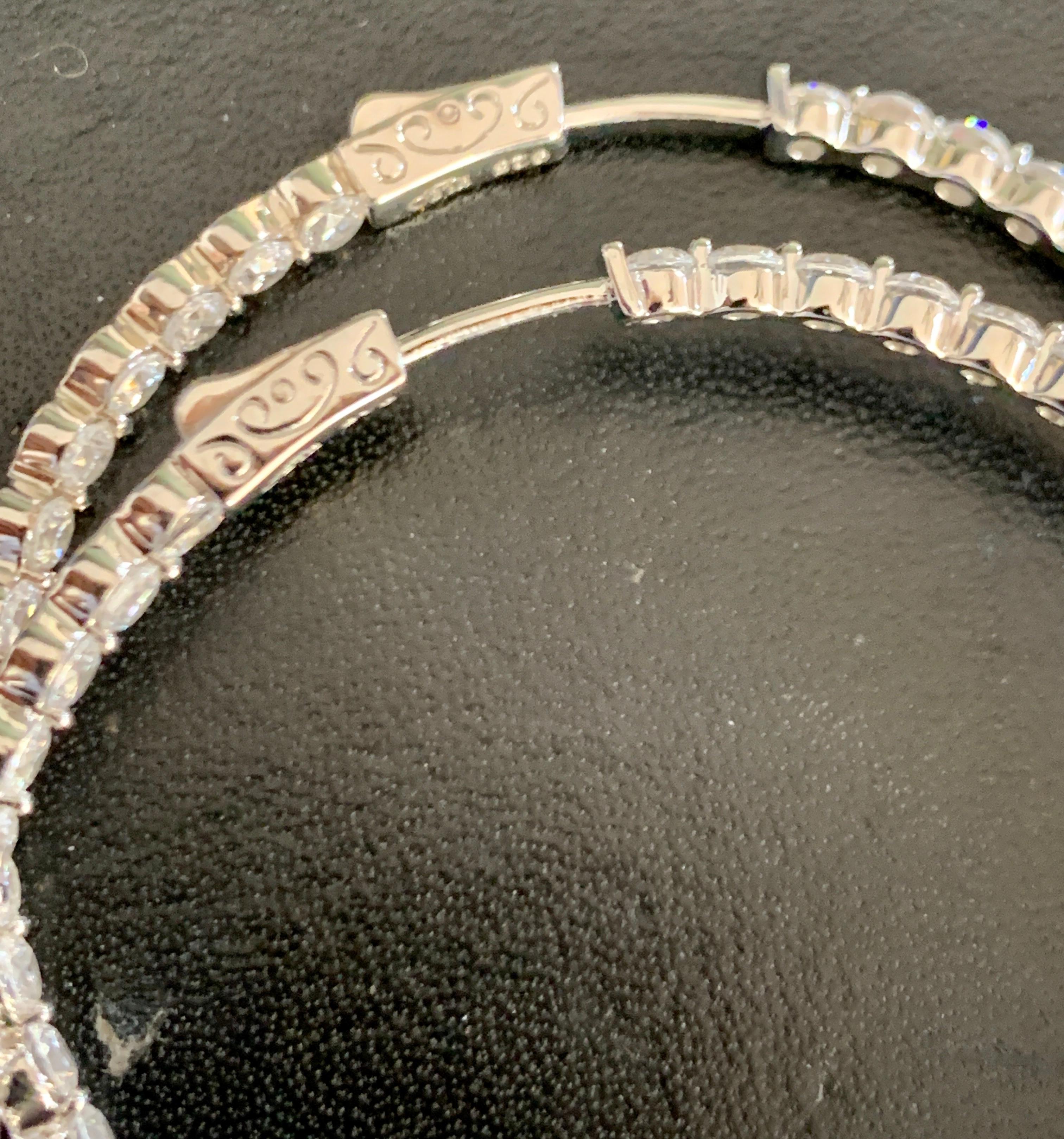 Grand modèle à la mode  Créoles en argent sterling et zirconia cubique à l'intérieur et à l'extérieur Pour femmes en vente