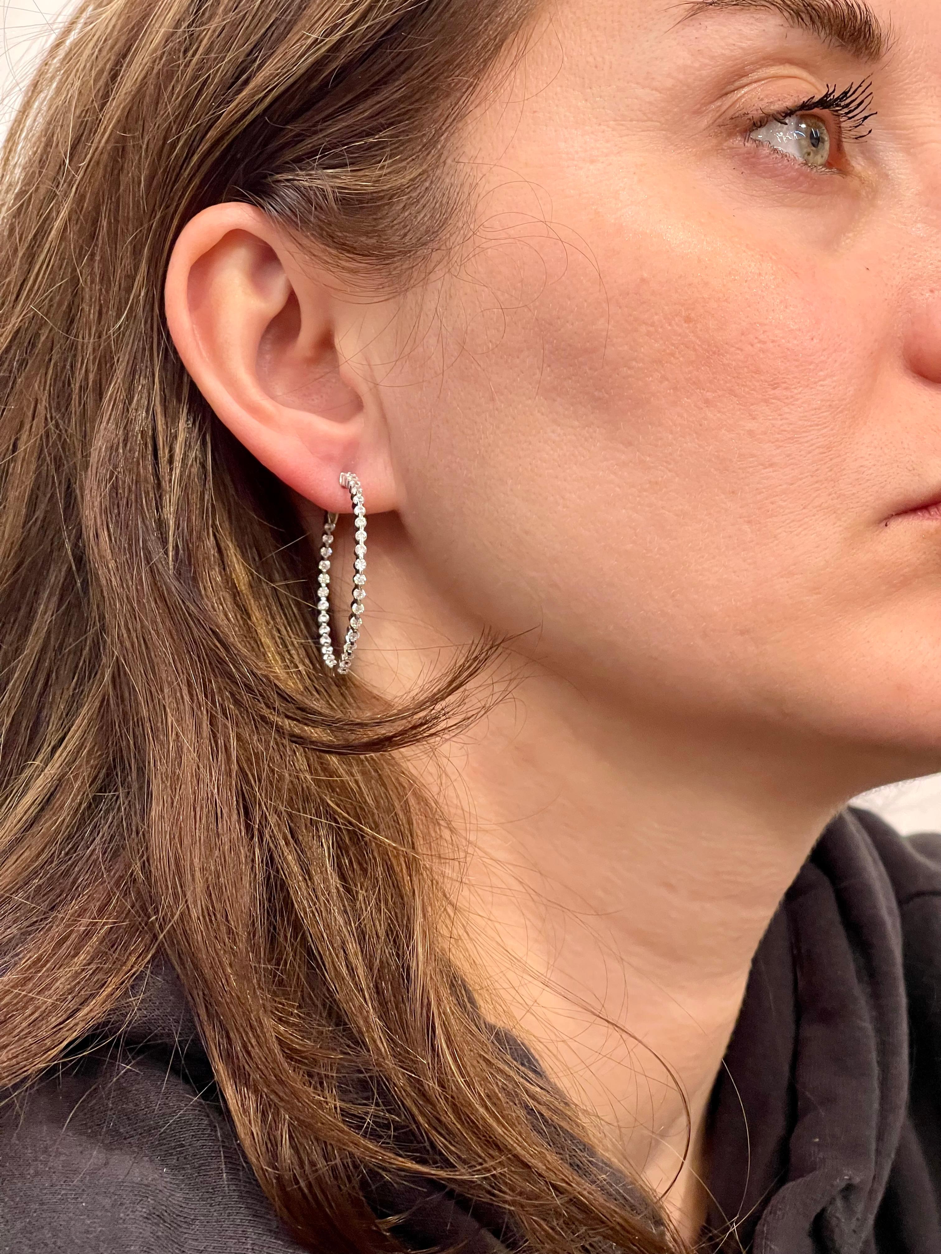 Piccoli caldi e alla moda  1,2 Pollici  Orecchini a cerchio in argento e zirconi in vendita 8