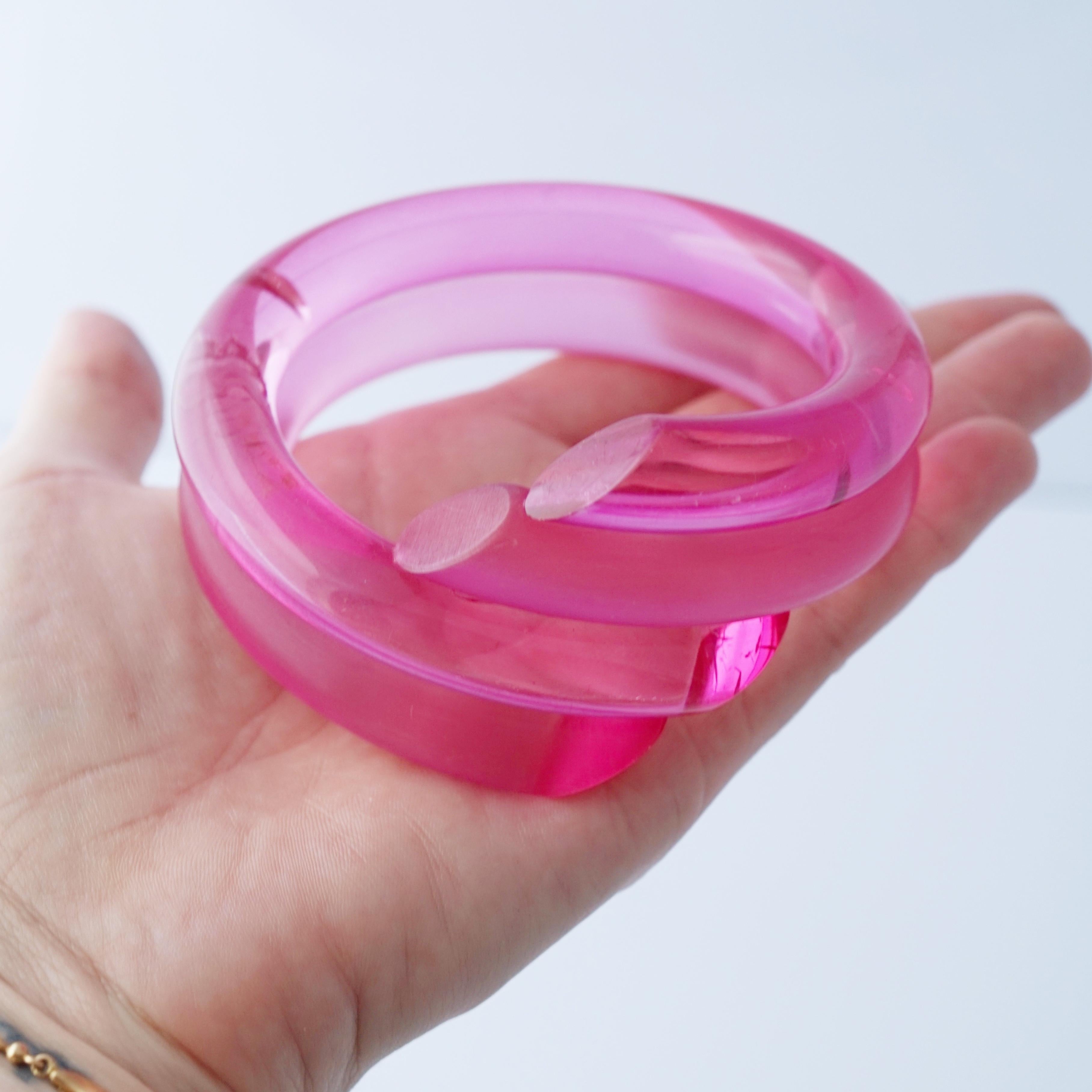 Hot Pink Acrylic Chunky Bypass Statement Bangle By Judith Hendler, 1980s For Sale 2
