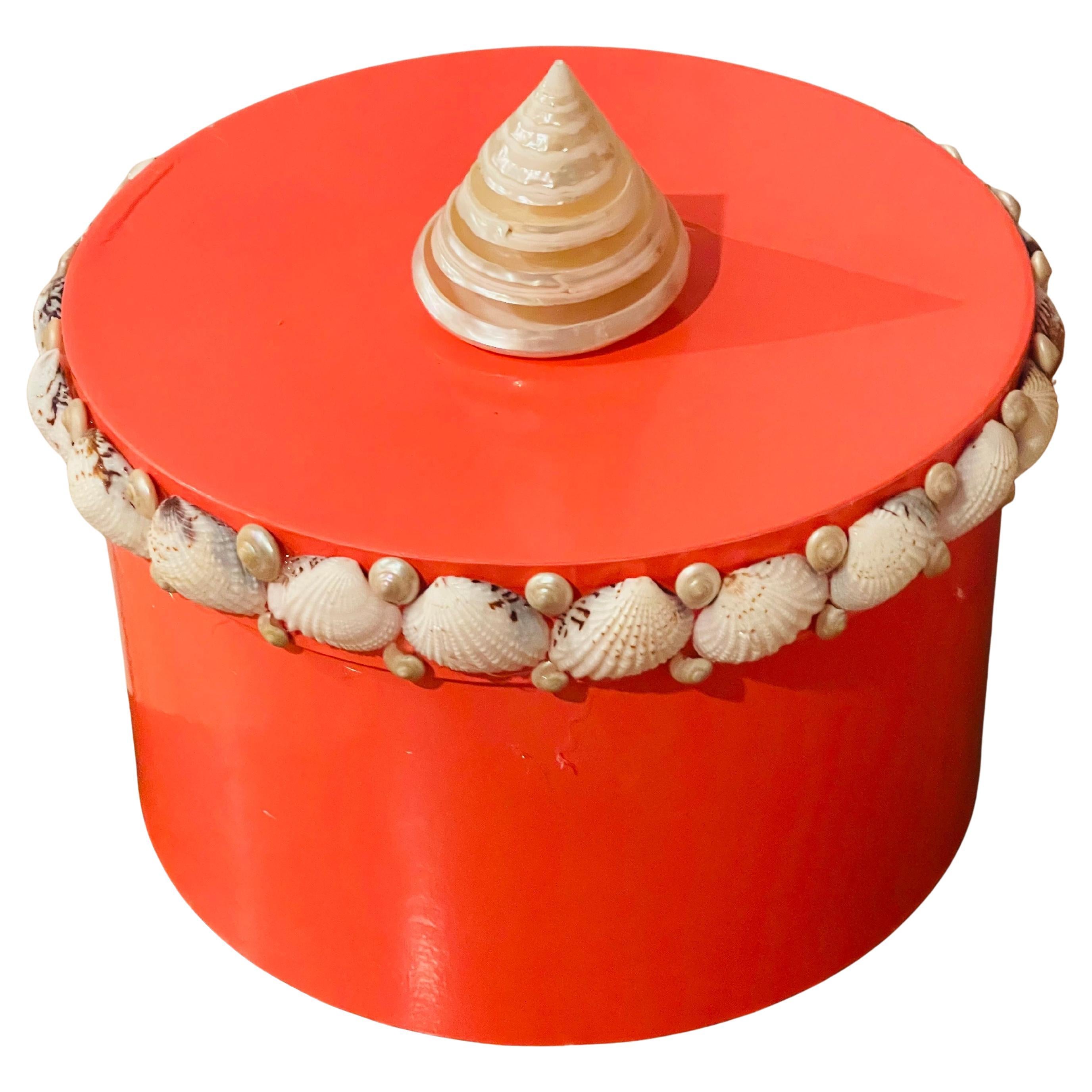 Boîte à chapeaux rose vif décorée de coquillages en vente