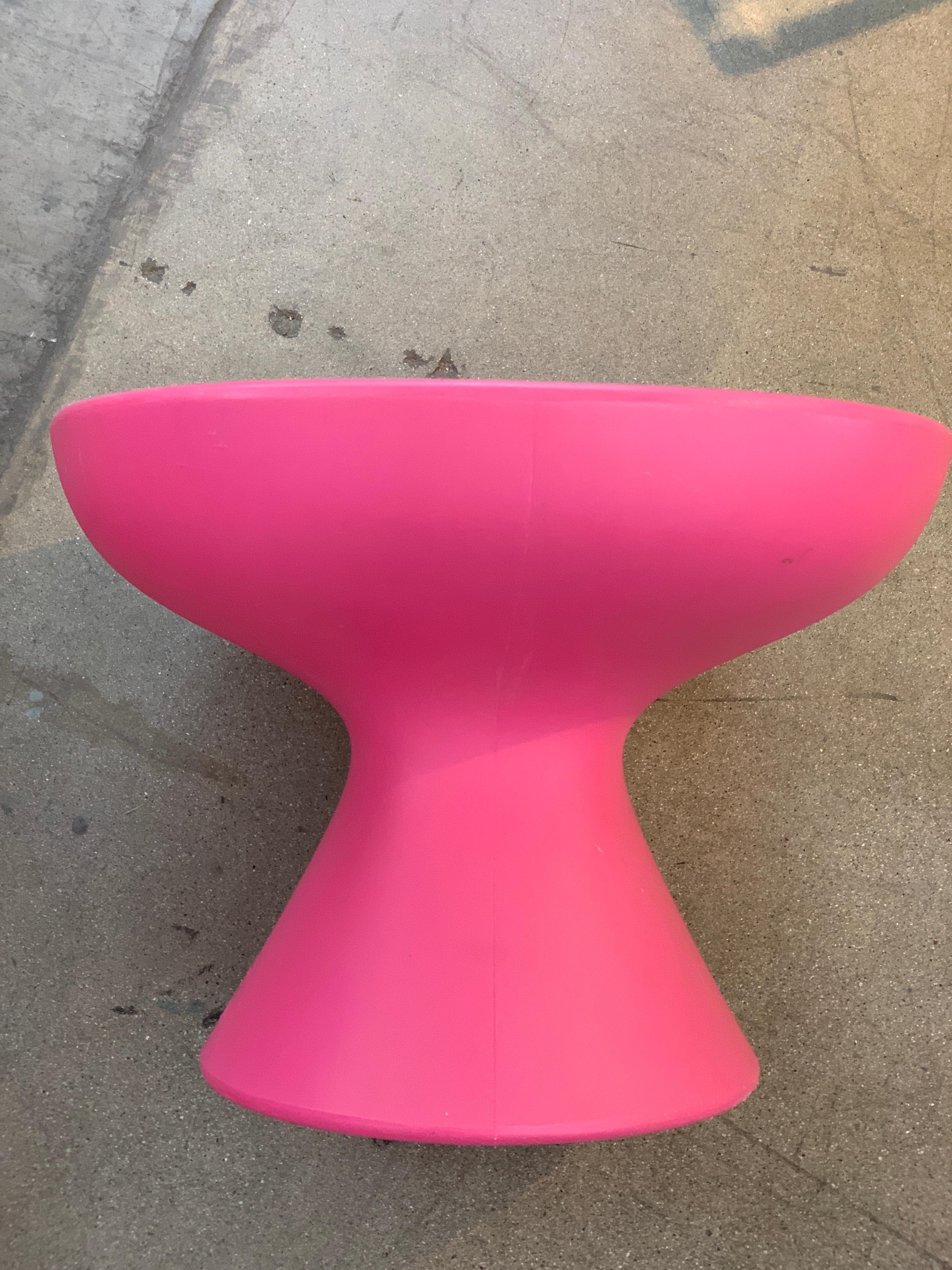 Hot Pink Karim Rashid Kite Chair and Mini Kite Ottoman In Good Condition For Sale In Palm Springs, CA