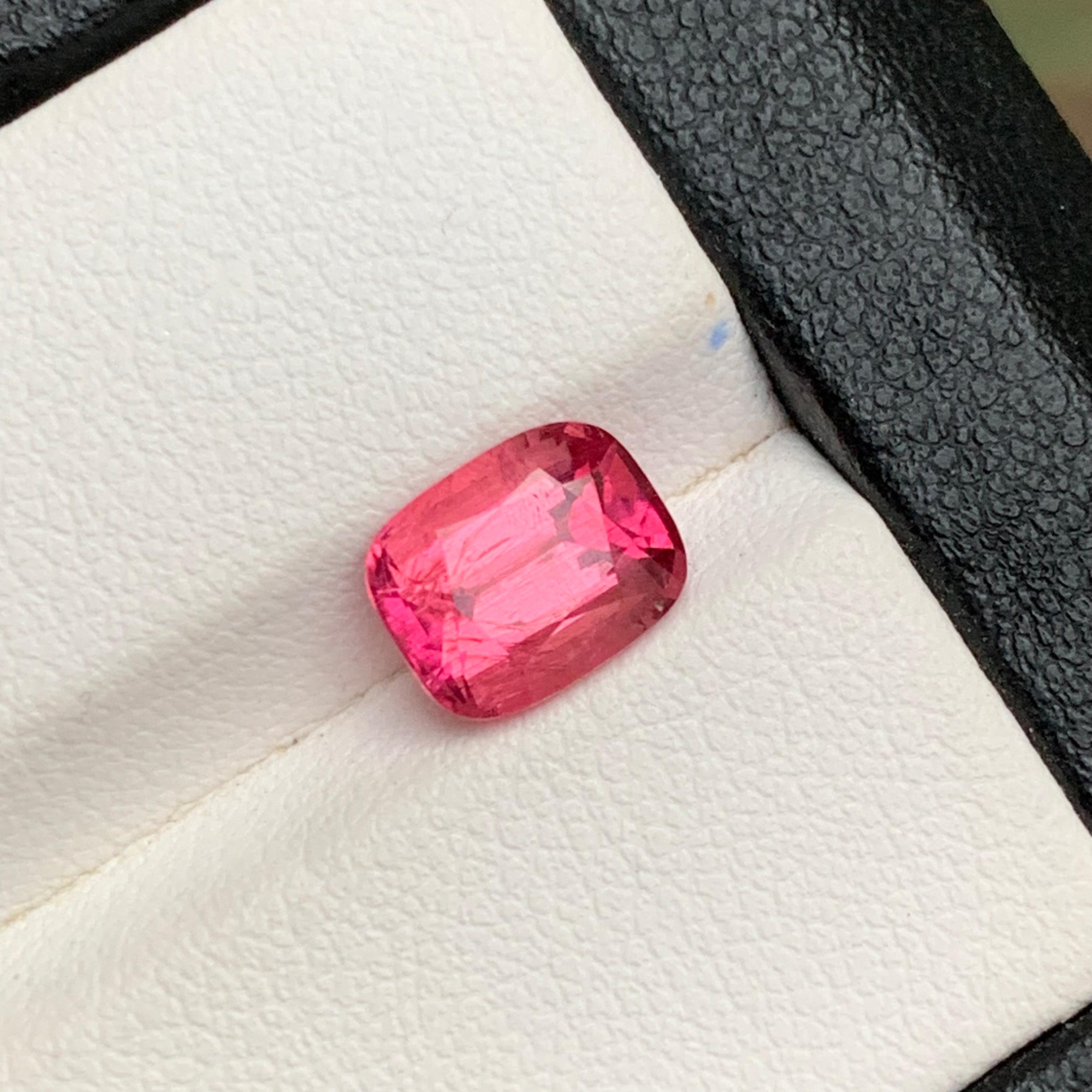 Tourmaline Naturelle Rose Chaude pour Bague, Collier, Pendentif ou tout autre sertissage - Taille Coussin !

💎 TYPE DE PIERRE PRÉCIEUSE : Tourmaline
⚖️ POIDS : 2.00 Carat
🪚 SHAPE & CUT : Coupe coussin
📏 TAILLE (MM) : 8,26 x 6,58 x 5,04
🌈 COLOR :