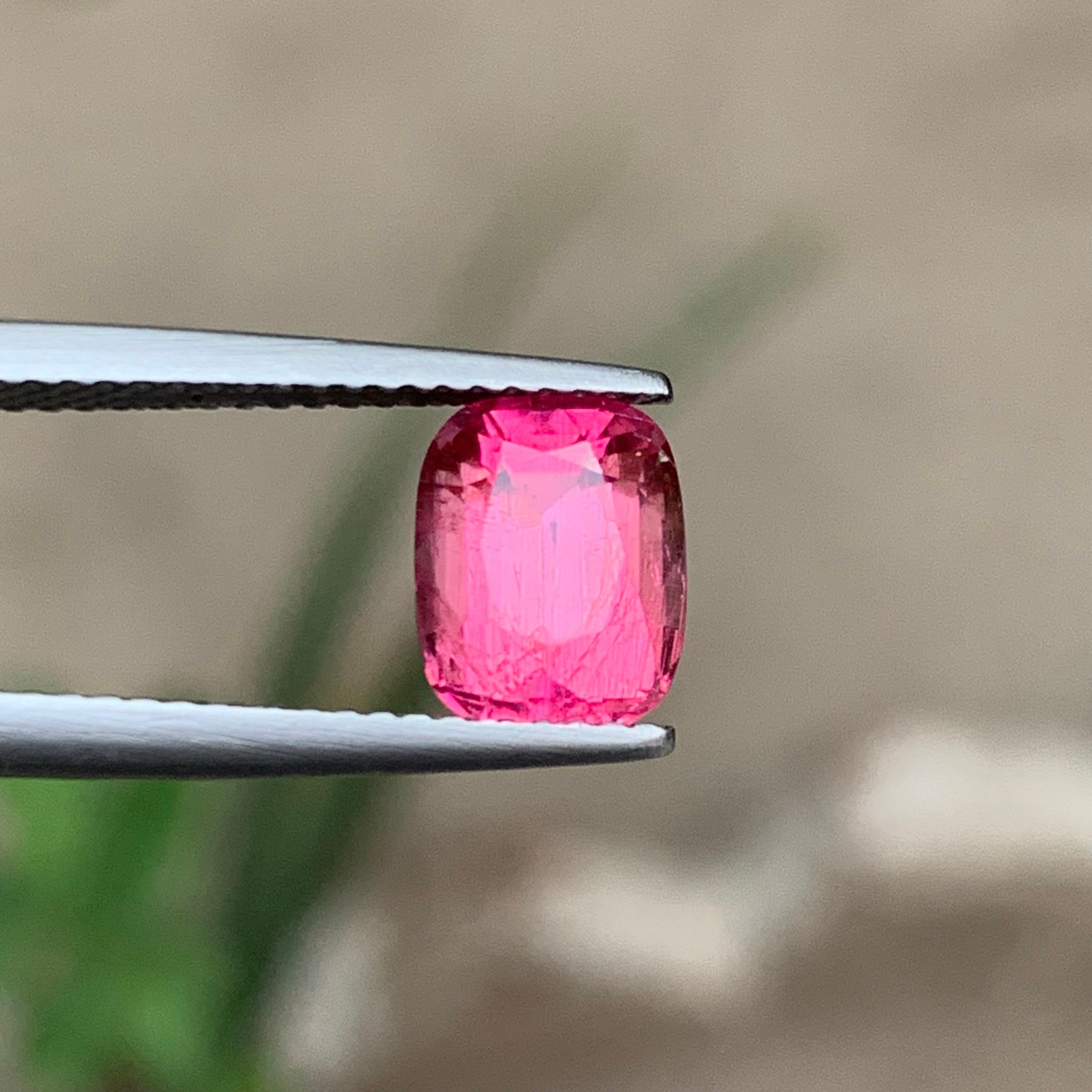 Contemporain Bague en tourmaline naturelle rose vif, pierre précieuse non sertie de 2.00 carats, taille coussin pour bijoux en vente
