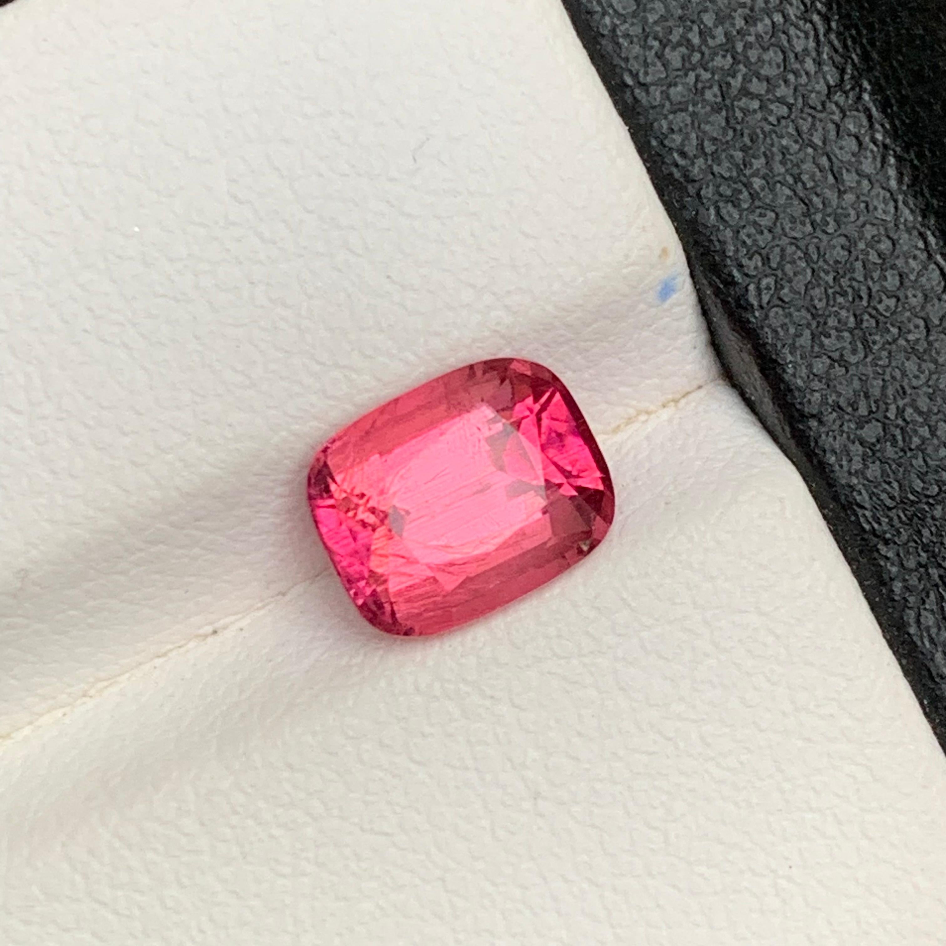 Bague en tourmaline naturelle rose vif, pierre précieuse non sertie de 2.00 carats, taille coussin pour bijoux Neuf - En vente à Peshawar, PK