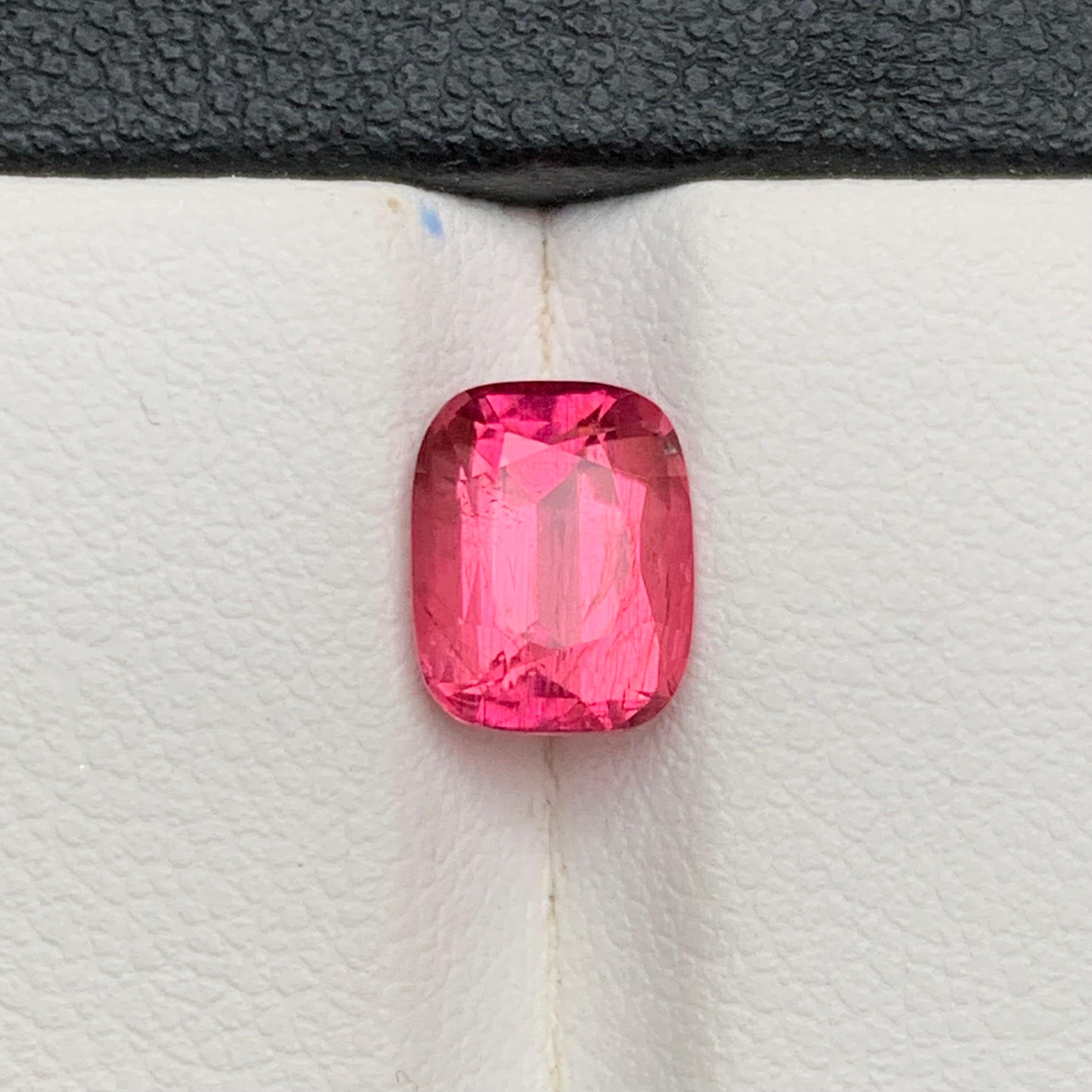 Bague en tourmaline naturelle rose vif, pierre précieuse non sertie de 2.00 carats, taille coussin pour bijoux en vente 1