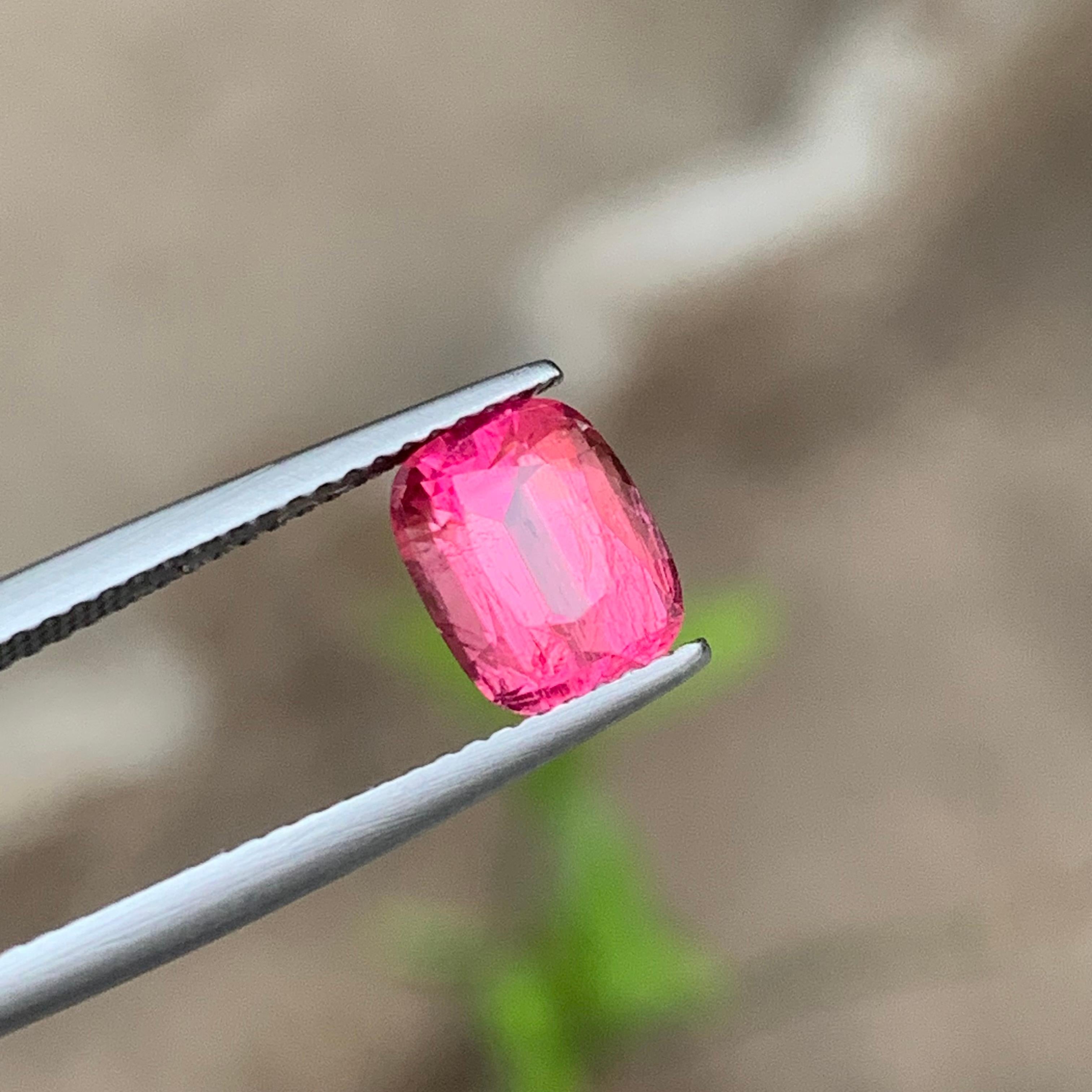 Bague en tourmaline naturelle rose vif, pierre précieuse non sertie de 2.00 carats, taille coussin pour bijoux en vente 2