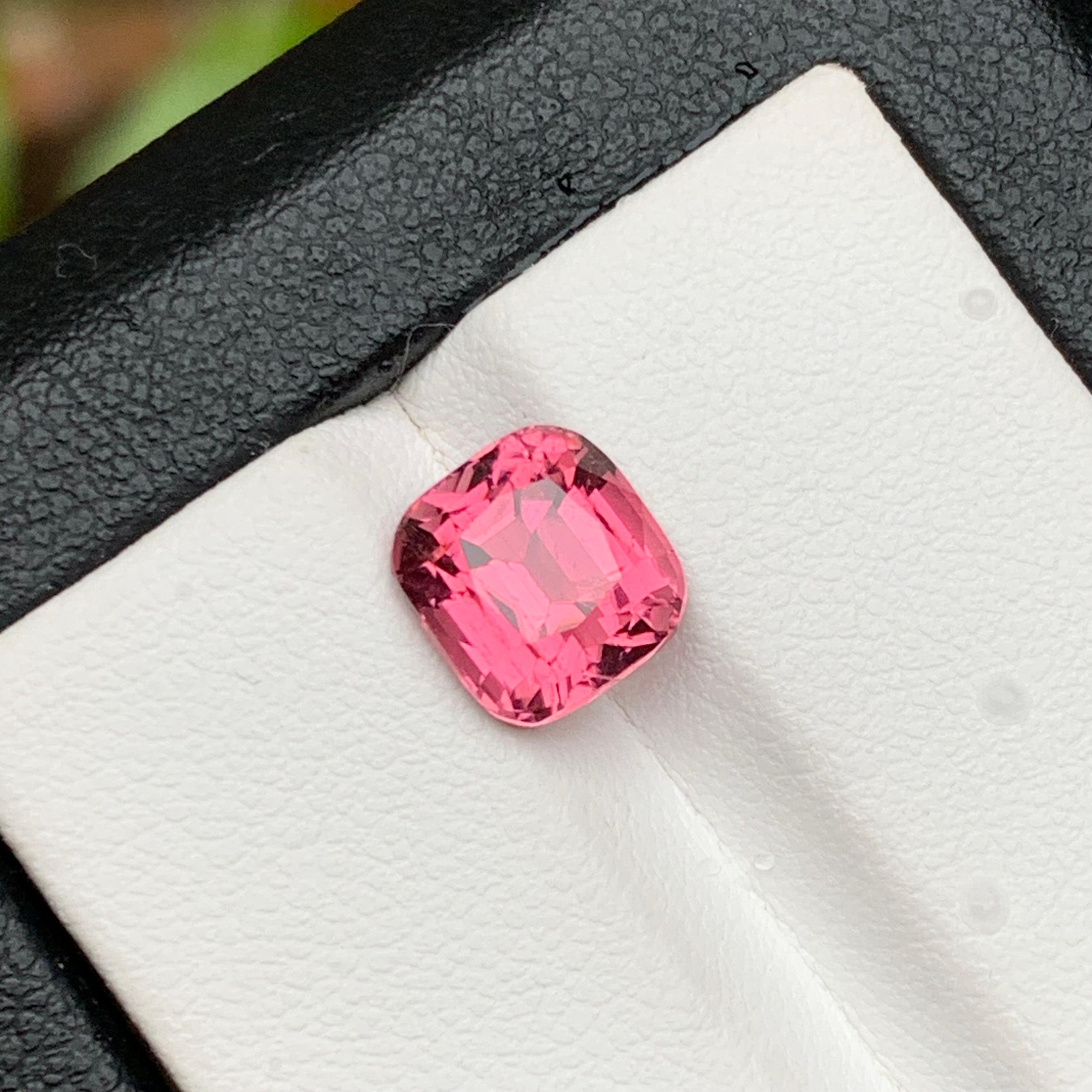 Tourmaline naturelle rose vif en vrac pour bague, collier, pendentif, bracelet ou tout autre bijou - taille coussin en provenance d'Afghanistan !

💎 TYPE DE PIERRE PRÉCIEUSE : Tourmaline
⚖️ POIDS : 3,05 carats
🪚 SHAPE & CUT : Coupe coussin
📏