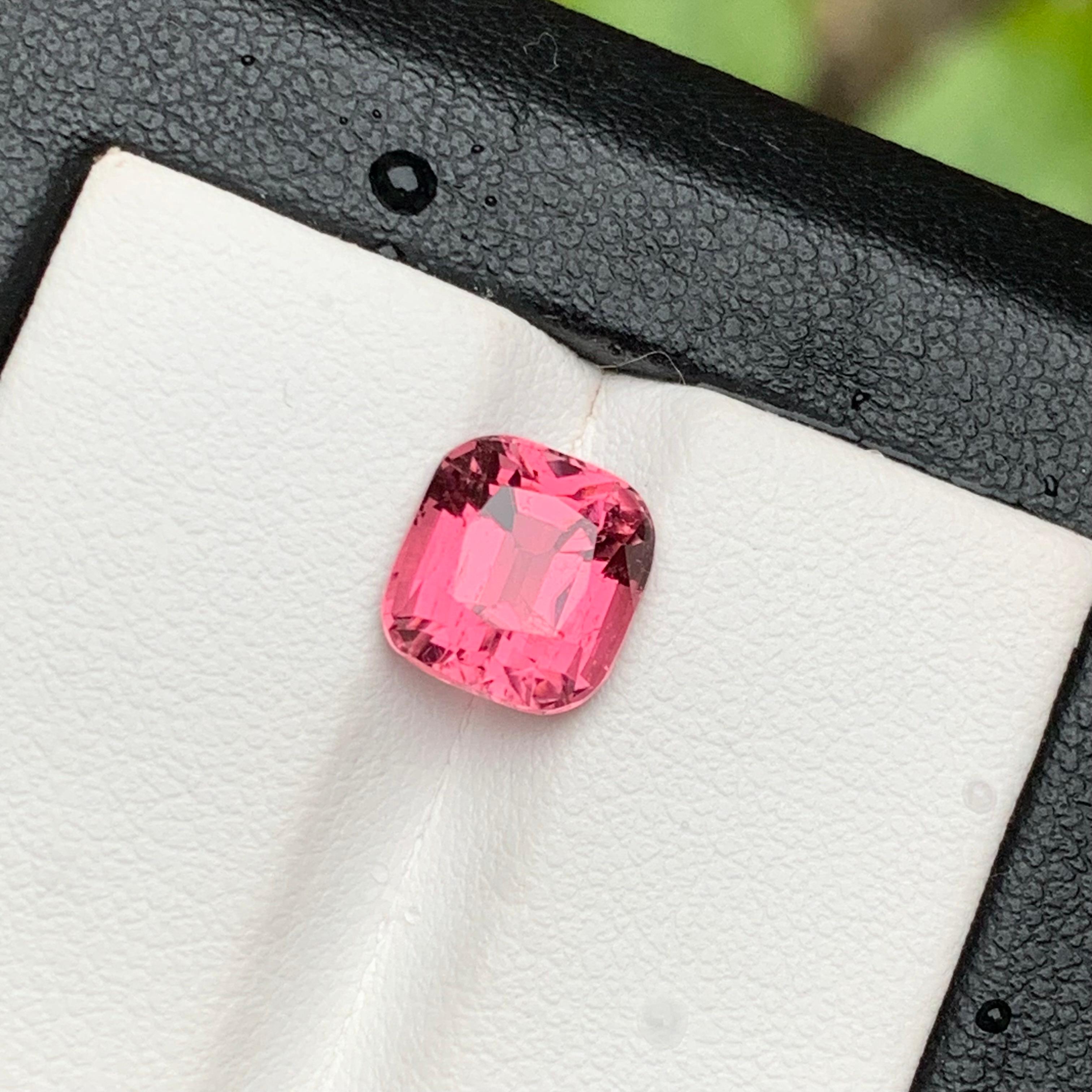 Contemporain Bague en tourmaline naturelle rose vif, pierre précieuse non sertie de 3,05 carats, taille coussin pour bijoux en vente