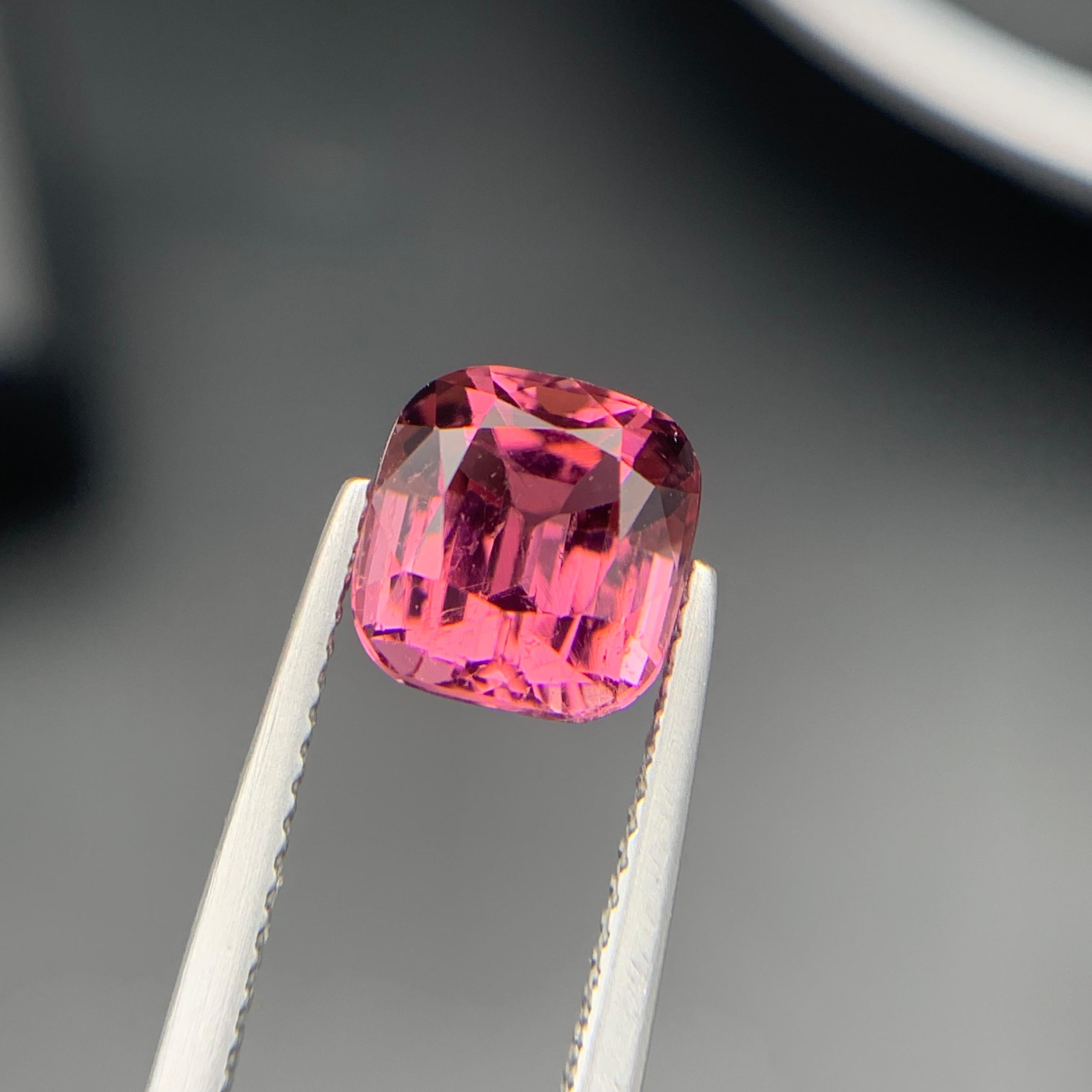 Bague en tourmaline naturelle rose vif, pierre précieuse non sertie de 3,05 carats, taille coussin pour bijoux en vente 1