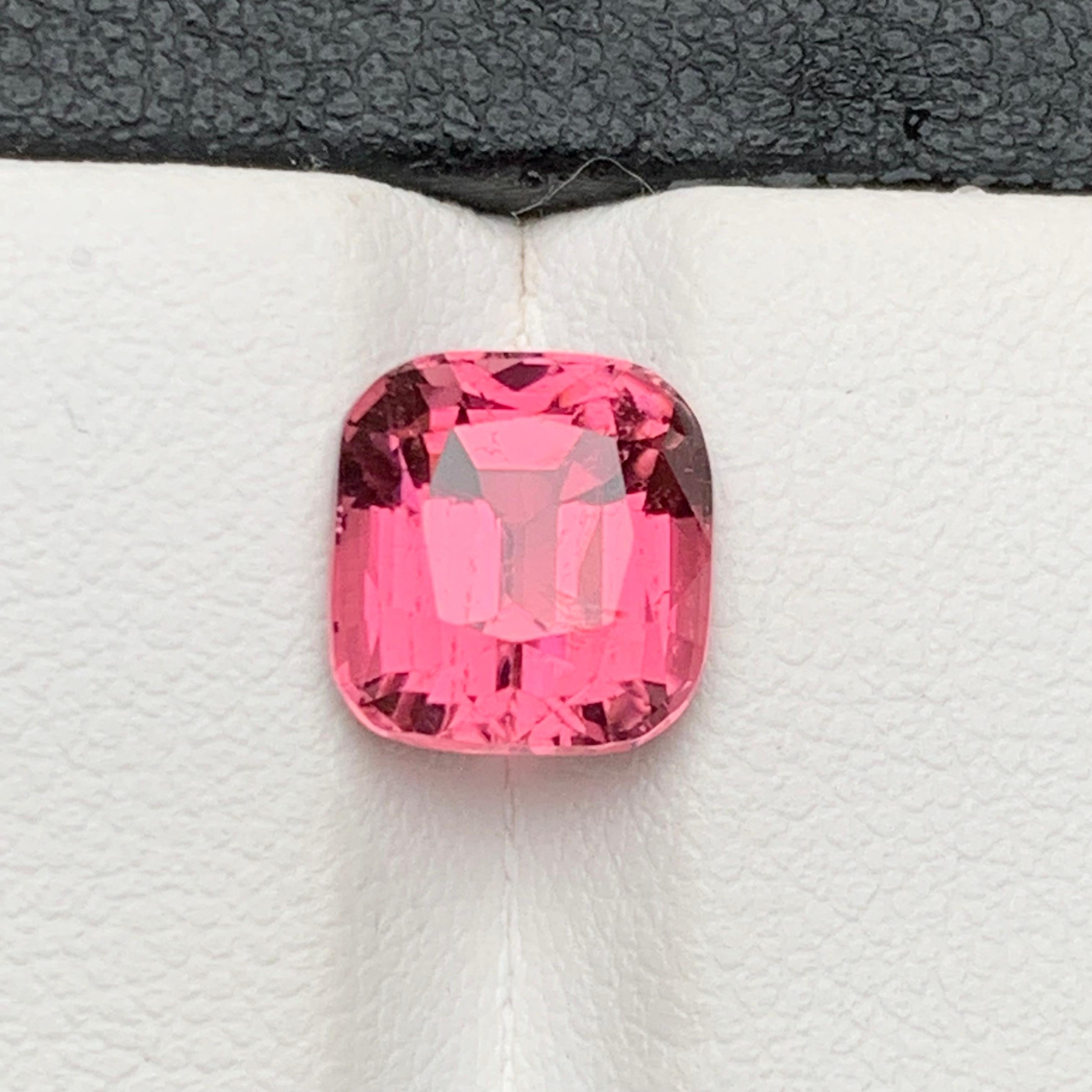 Bague en tourmaline naturelle rose vif, pierre précieuse non sertie de 3,05 carats, taille coussin pour bijoux en vente 2