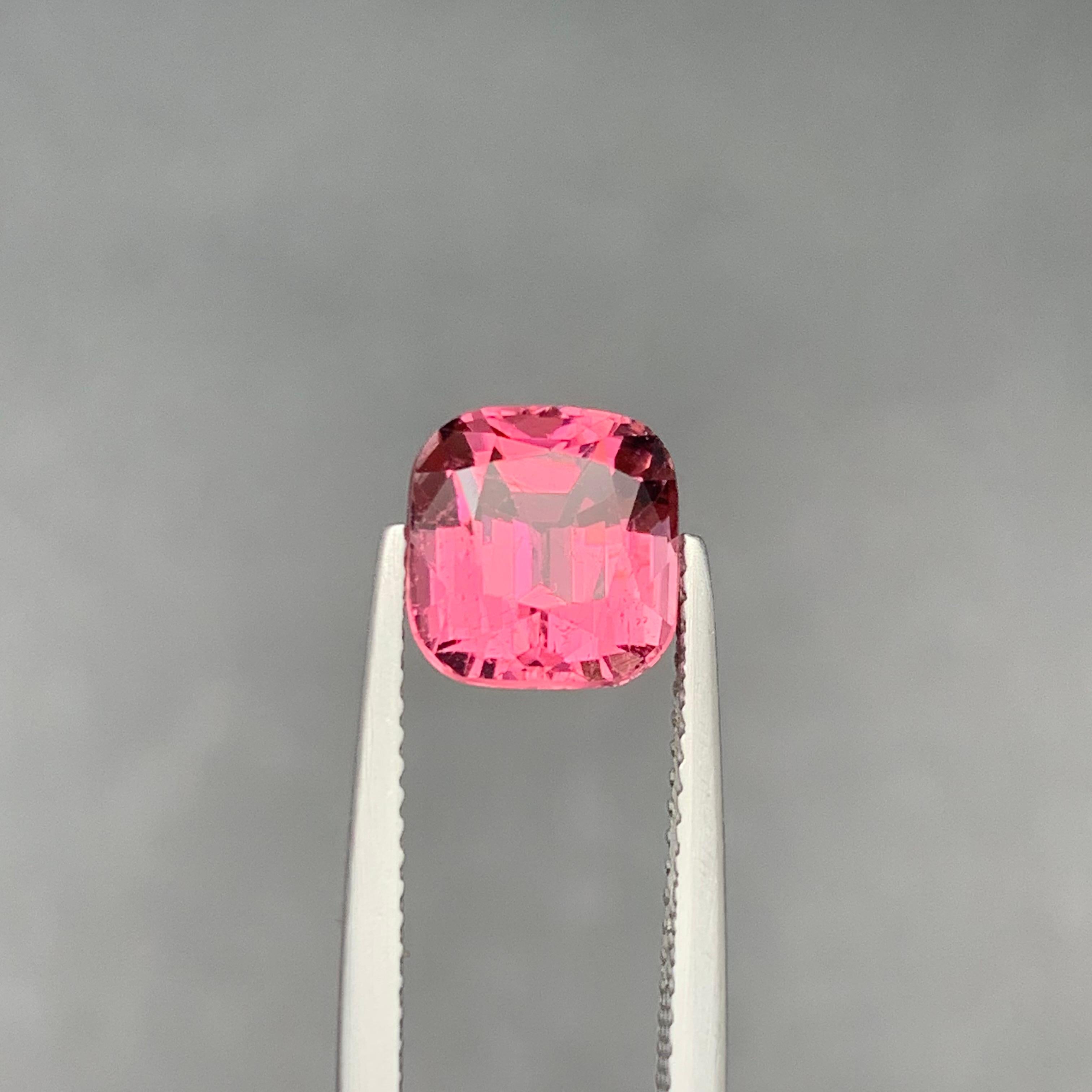 Bague en tourmaline naturelle rose vif, pierre précieuse non sertie de 3,05 carats, taille coussin pour bijoux en vente 3