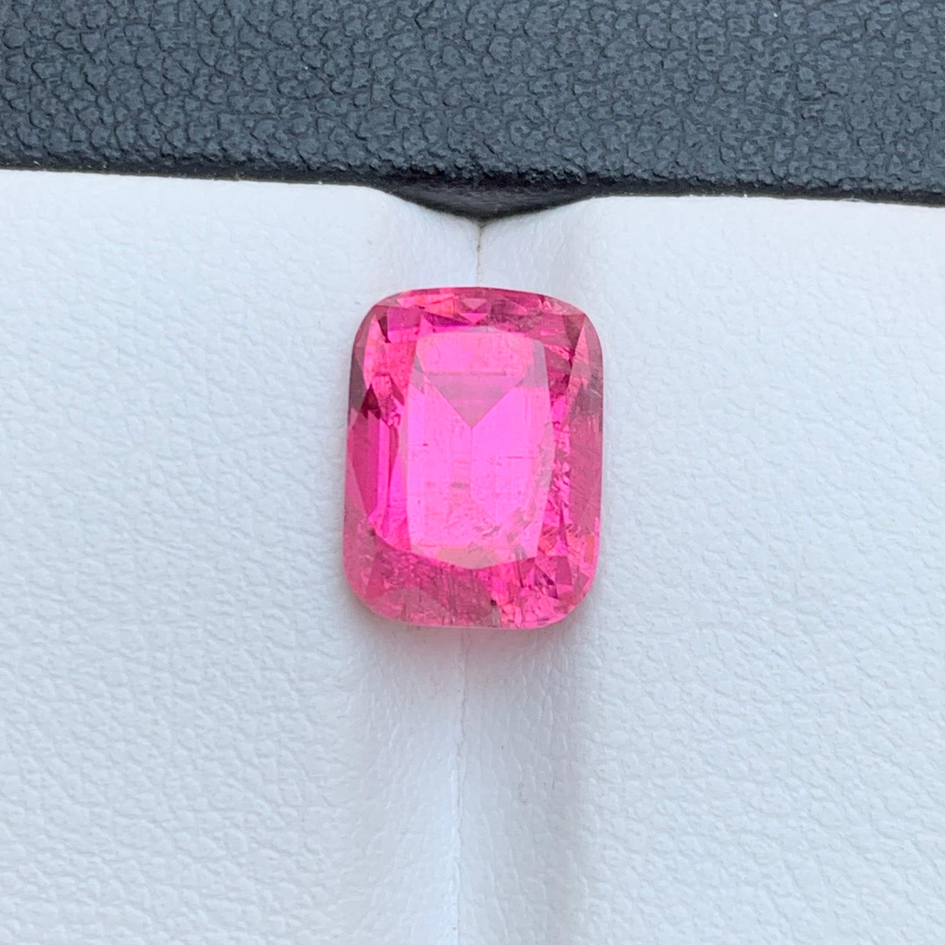 Bague en tourmaline naturelle rose vif, pierre précieuse non sertie de 4.15 carats, taille coussin pour bijoux en vente 5