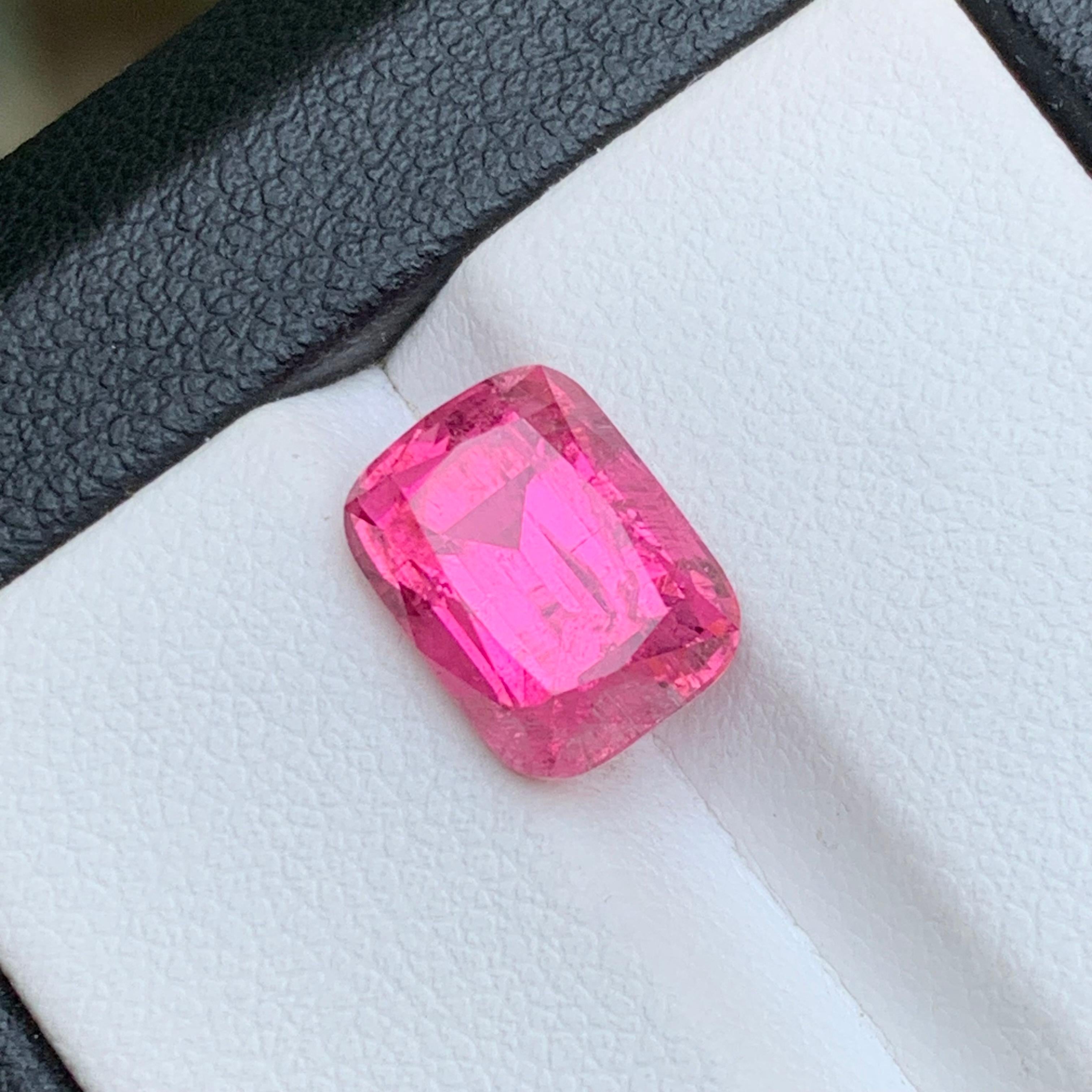 Bague en tourmaline naturelle rose vif, pierre précieuse non sertie de 4.15 carats, taille coussin pour bijoux en vente 6