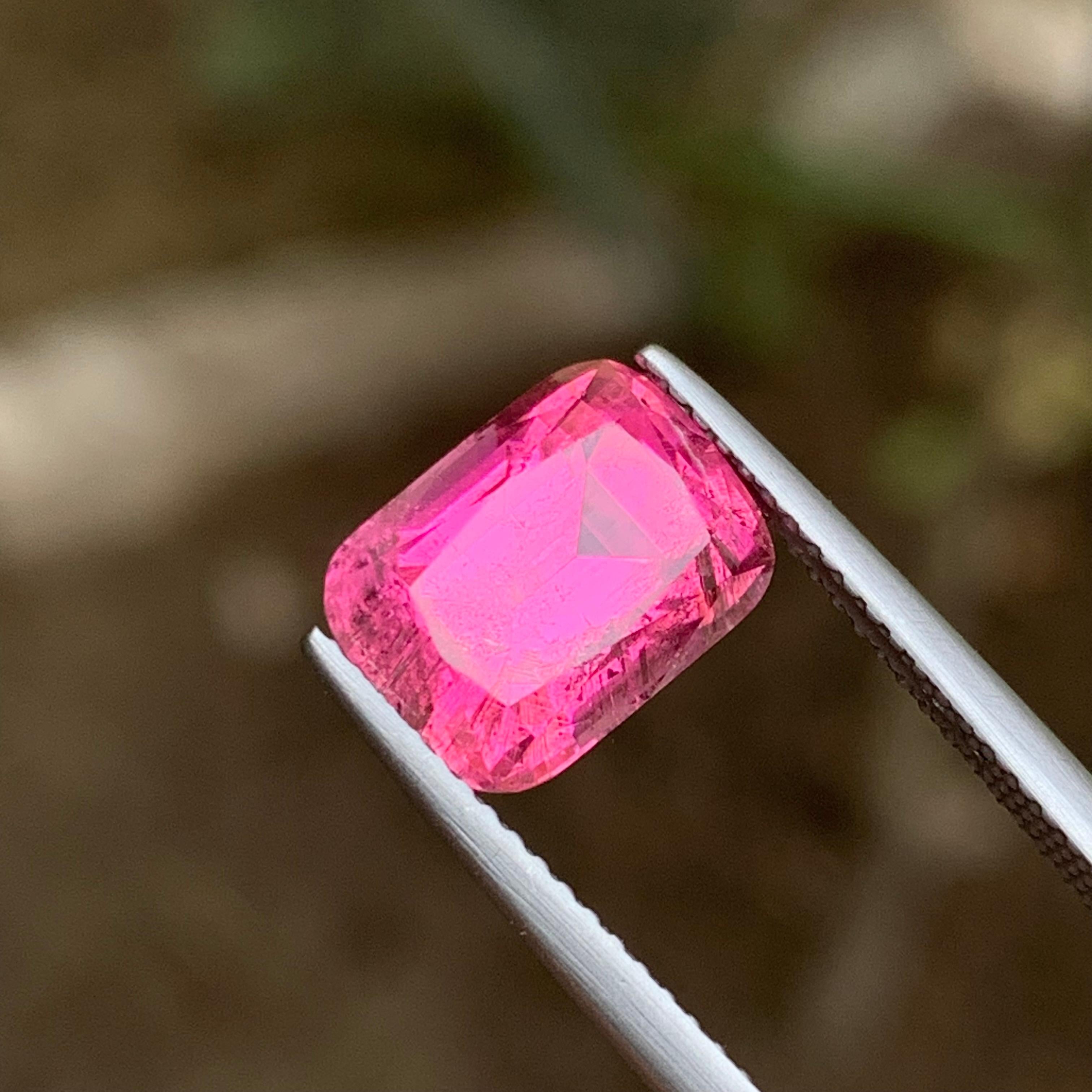 Contemporain Bague en tourmaline naturelle rose vif, pierre précieuse non sertie de 4.15 carats, taille coussin pour bijoux en vente