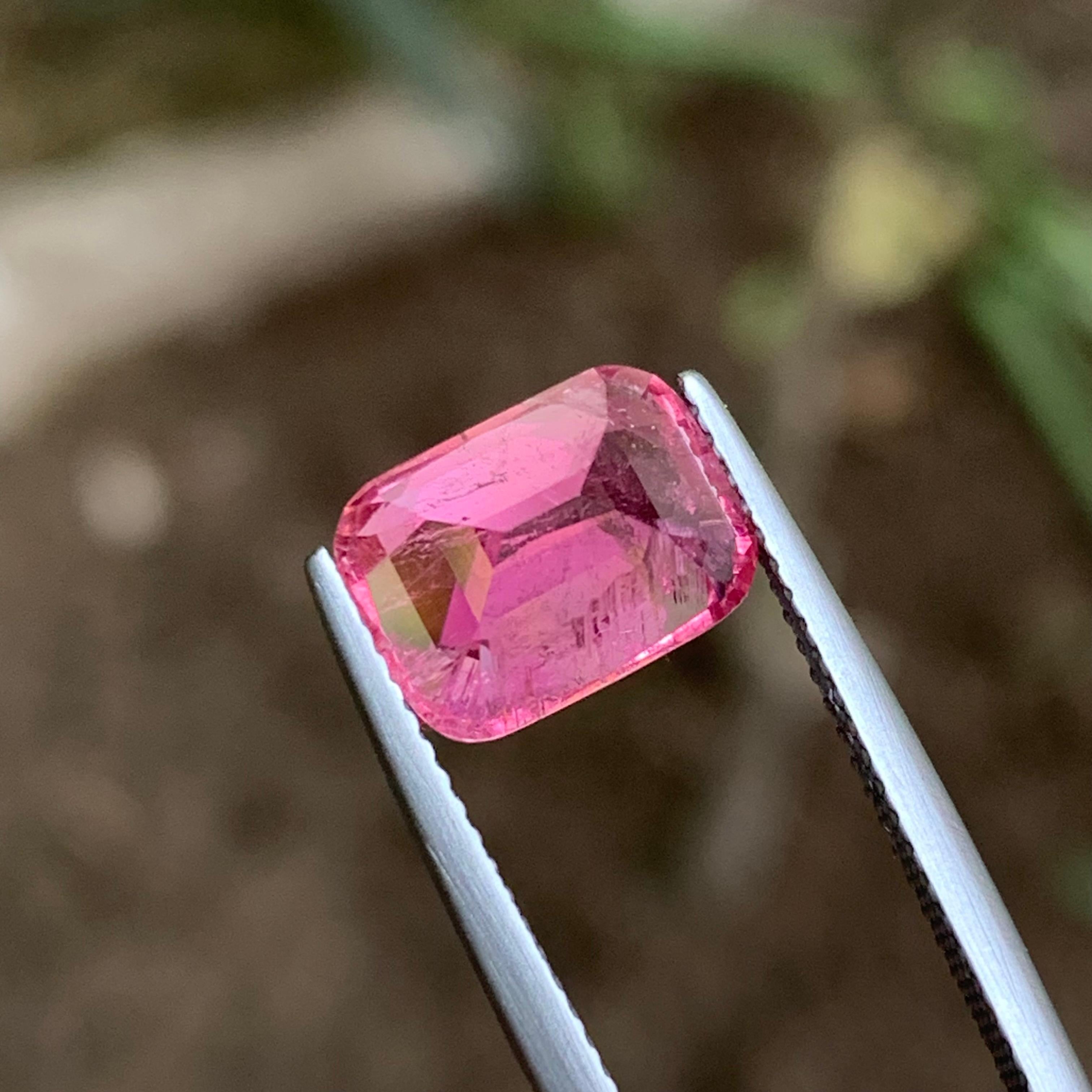 Taille coussin Bague en tourmaline naturelle rose vif, pierre précieuse non sertie de 4.15 carats, taille coussin pour bijoux en vente