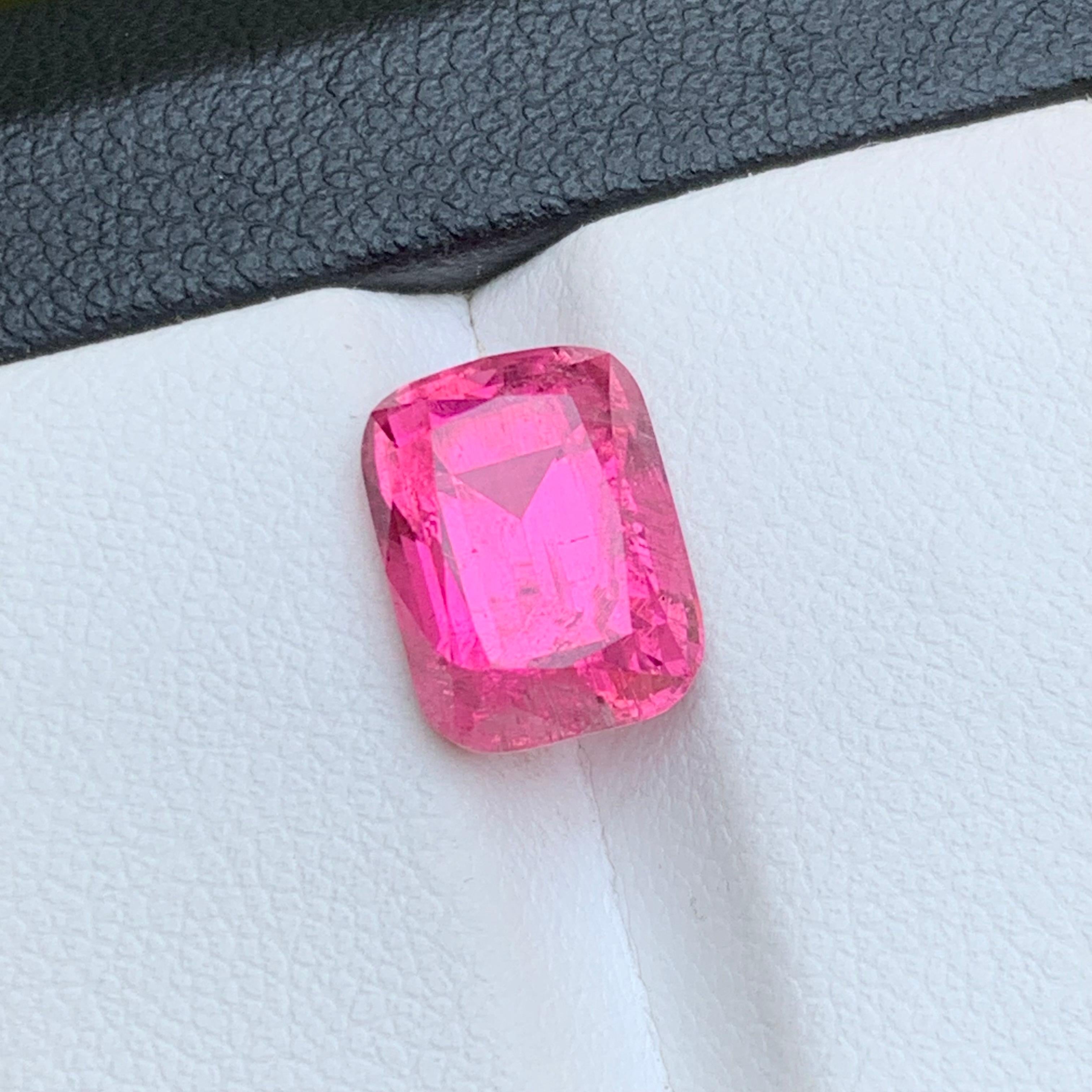 Bague en tourmaline naturelle rose vif, pierre précieuse non sertie de 4.15 carats, taille coussin pour bijoux Neuf - En vente à Peshawar, PK