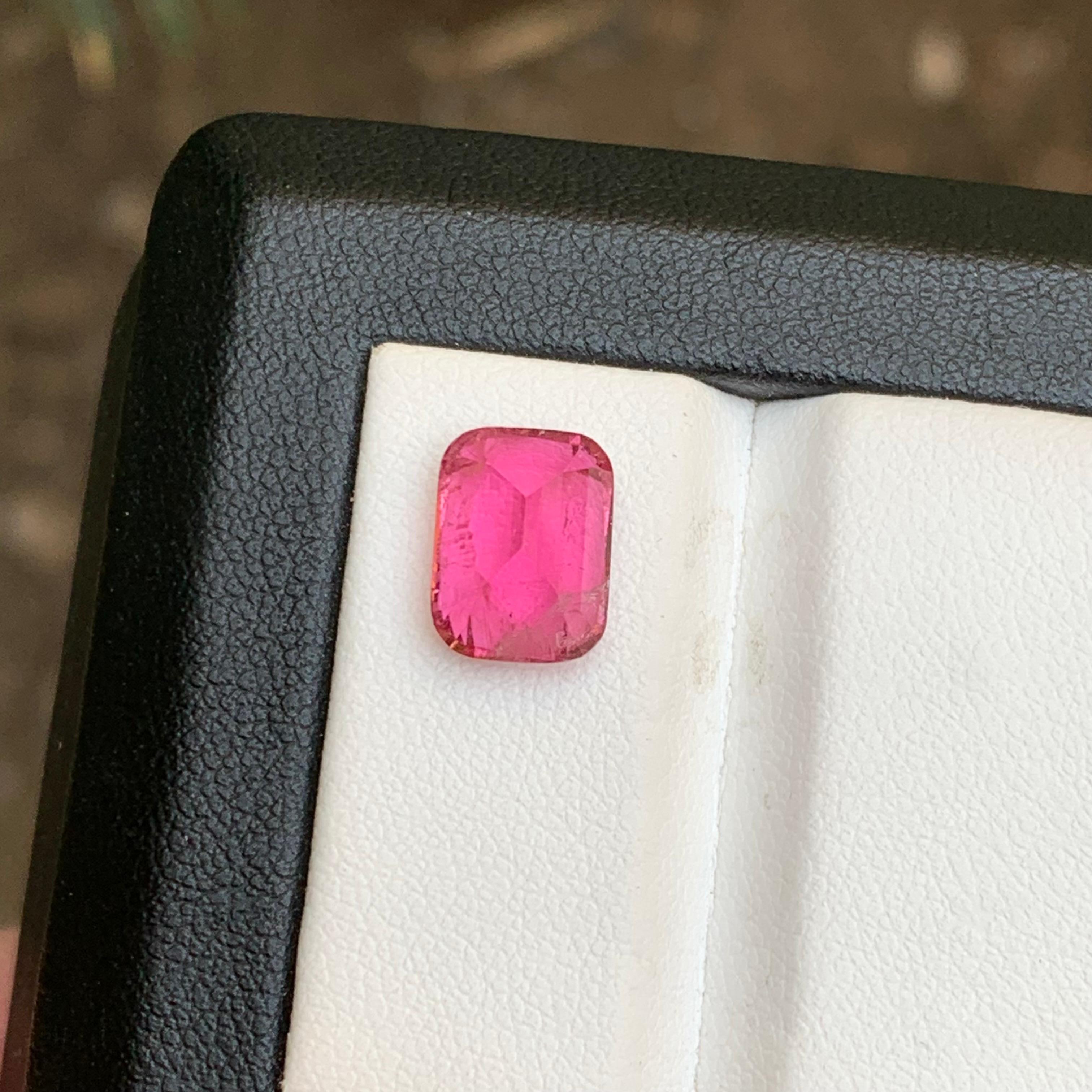 Bague en tourmaline naturelle rose vif, pierre précieuse non sertie de 4.15 carats, taille coussin pour bijoux en vente 1