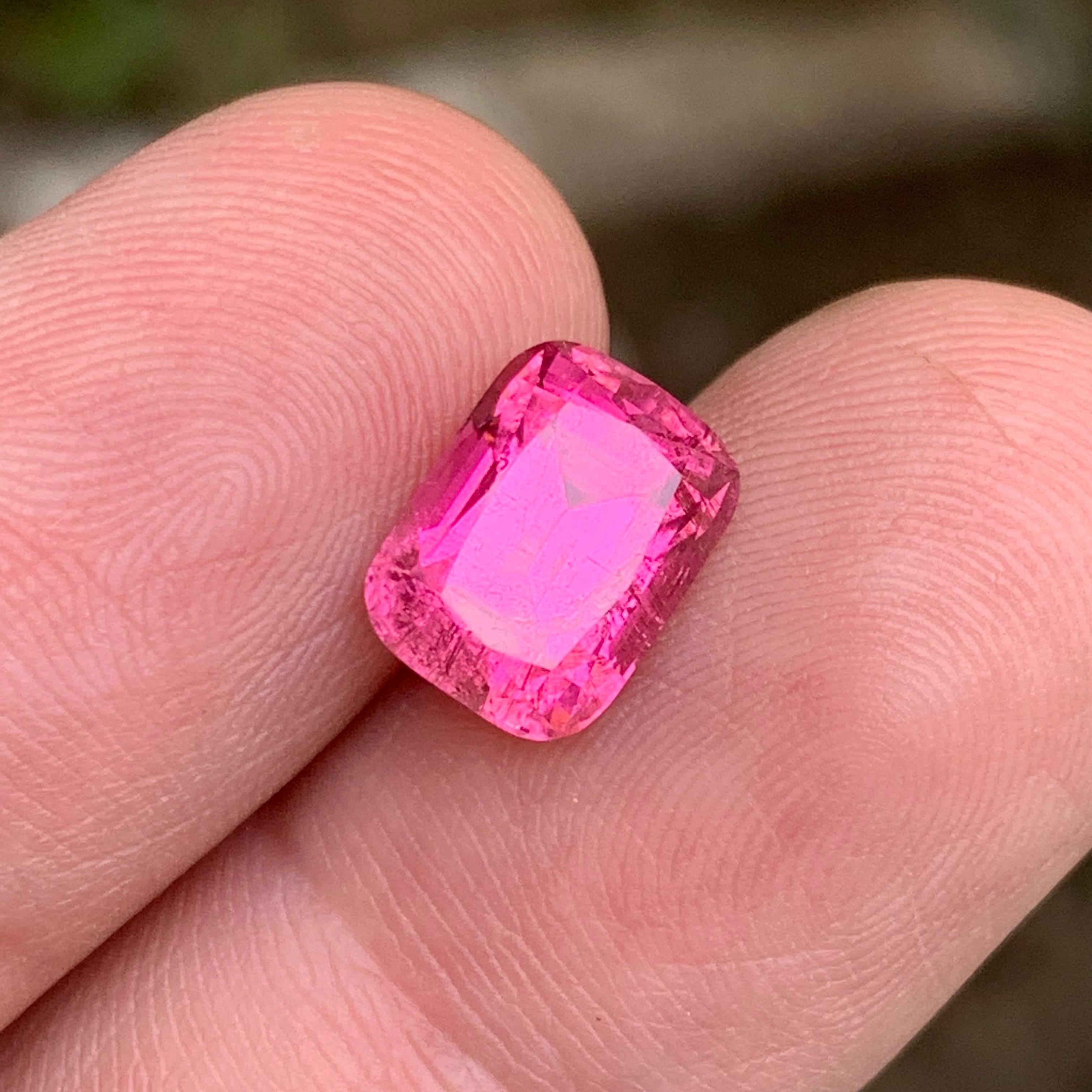 Bague en tourmaline naturelle rose vif, pierre précieuse non sertie de 4.15 carats, taille coussin pour bijoux en vente 2