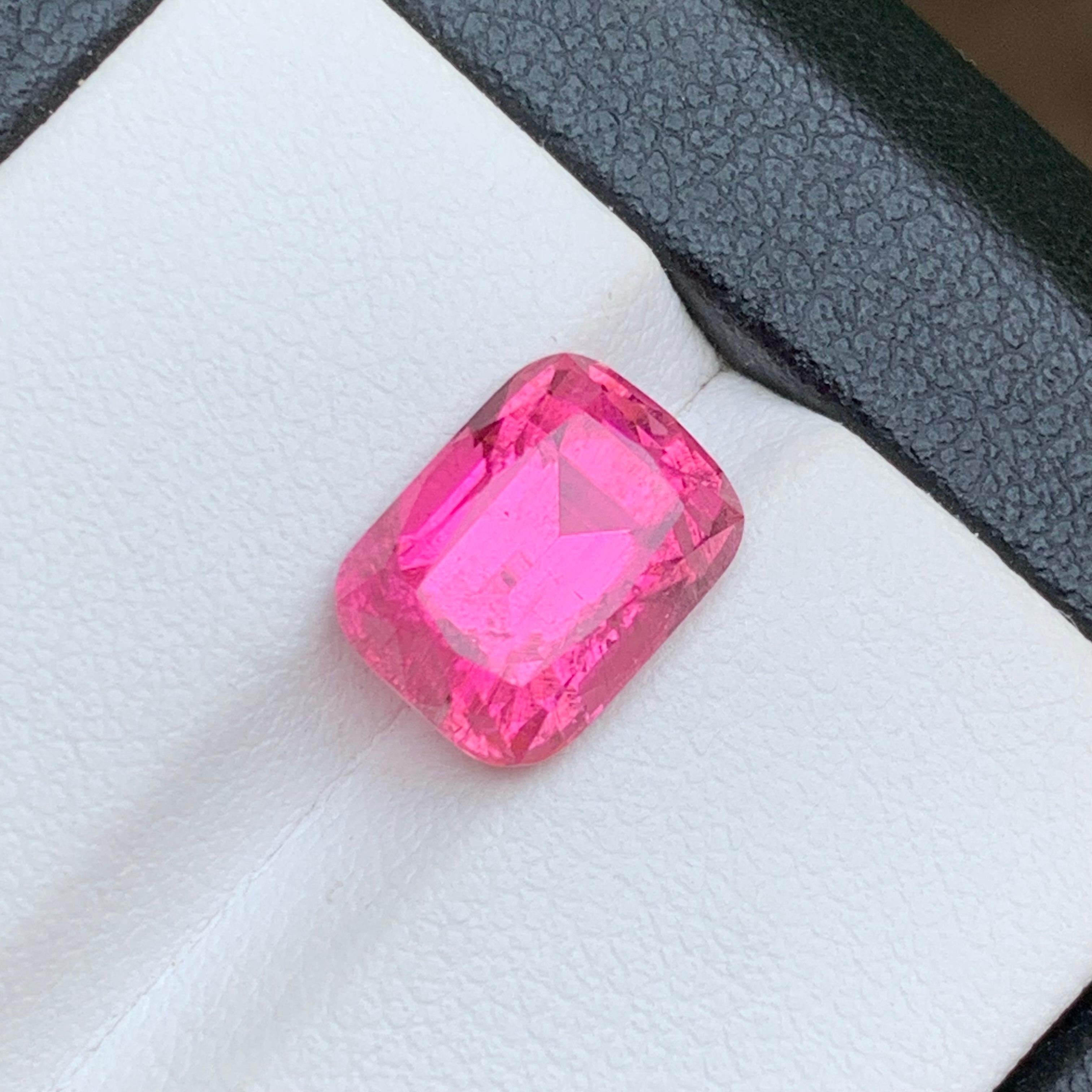 Bague en tourmaline naturelle rose vif, pierre précieuse non sertie de 4.15 carats, taille coussin pour bijoux en vente 3