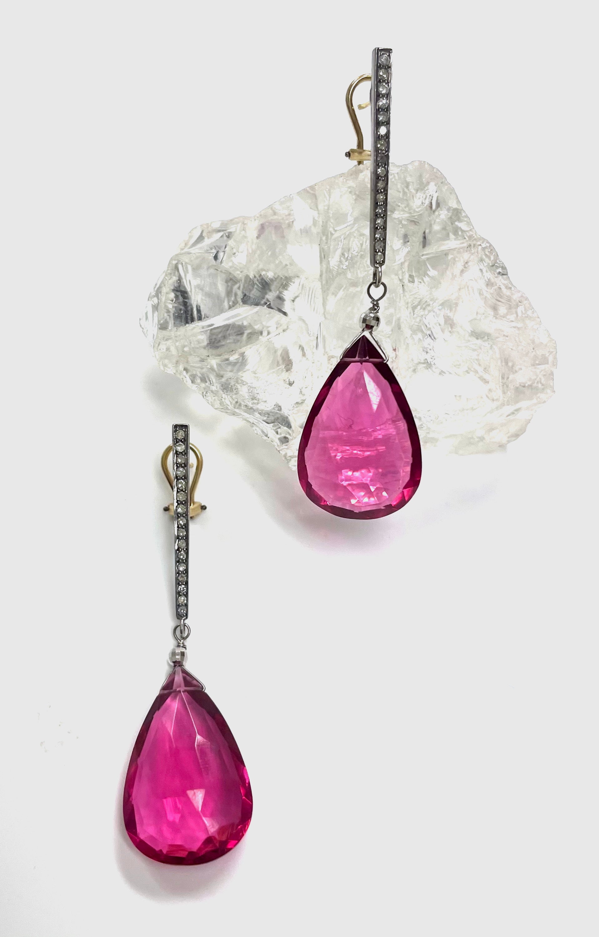Description
Vibrant hot pink faceted Hydro Quartz pear shape drops suspended from pave diamond bar earrings.
Item # E3252

Materials and Weight
Quartz, 45 carats, 26 x 17mm, faceted pear shape
Pave diamonds with 14k gold posts and omega backs
14k