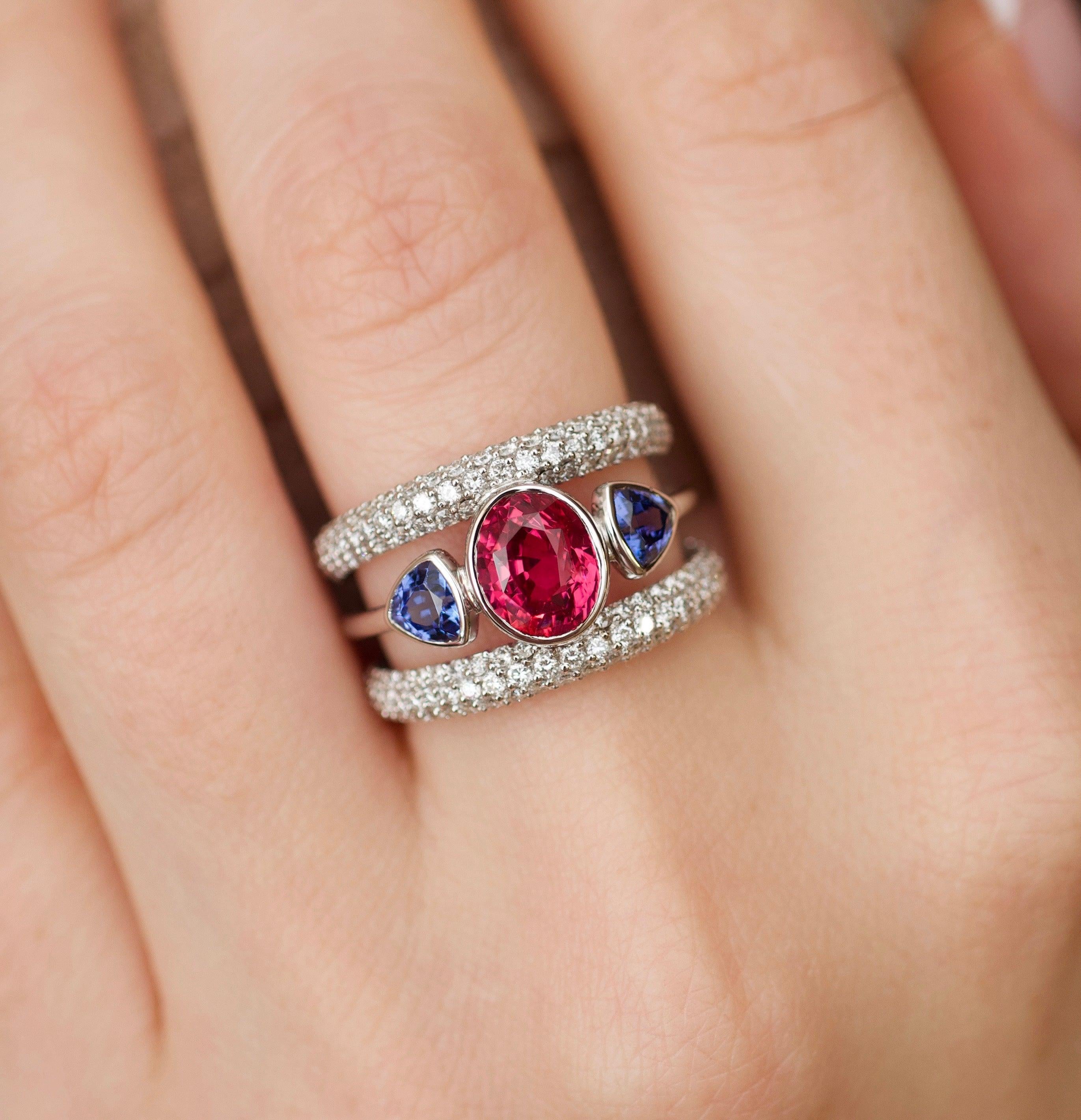 For Sale:  Hot Pink Sapphire 2, 5 Ct with Tanzanites and Diamonds 18 Karat White Gold Ring 3